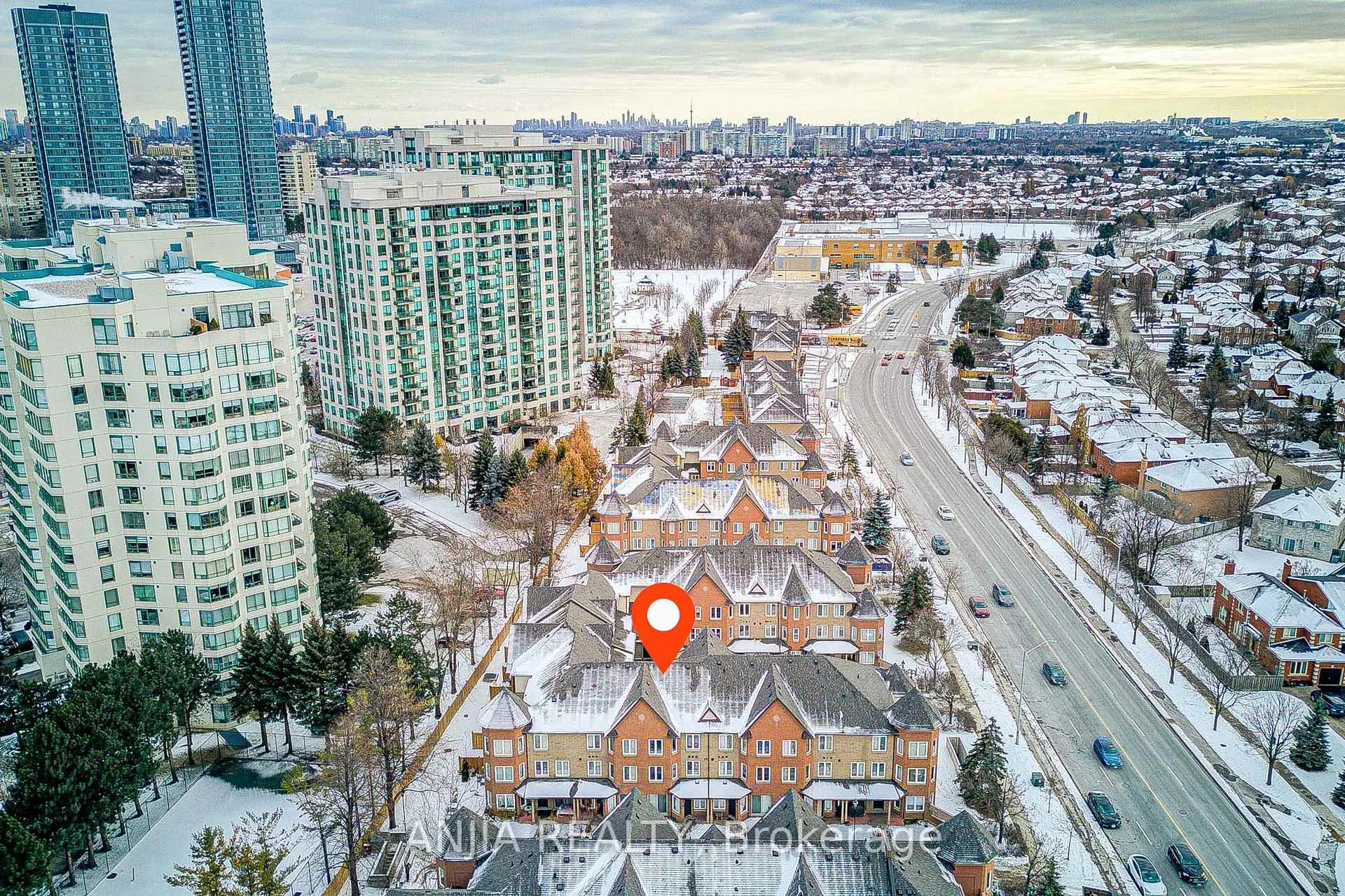 Photo 2 of Unit 32, 735 New Westminster Drive, Vaughan, Brownridge — HOMEH