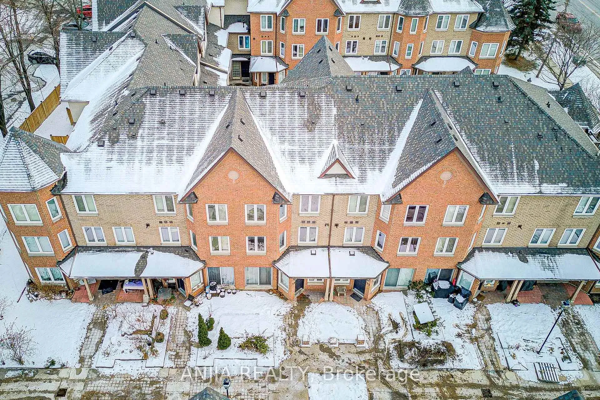 Photo 4 of Unit 32, 735 New Westminster Drive, Vaughan, Brownridge — HOMEH