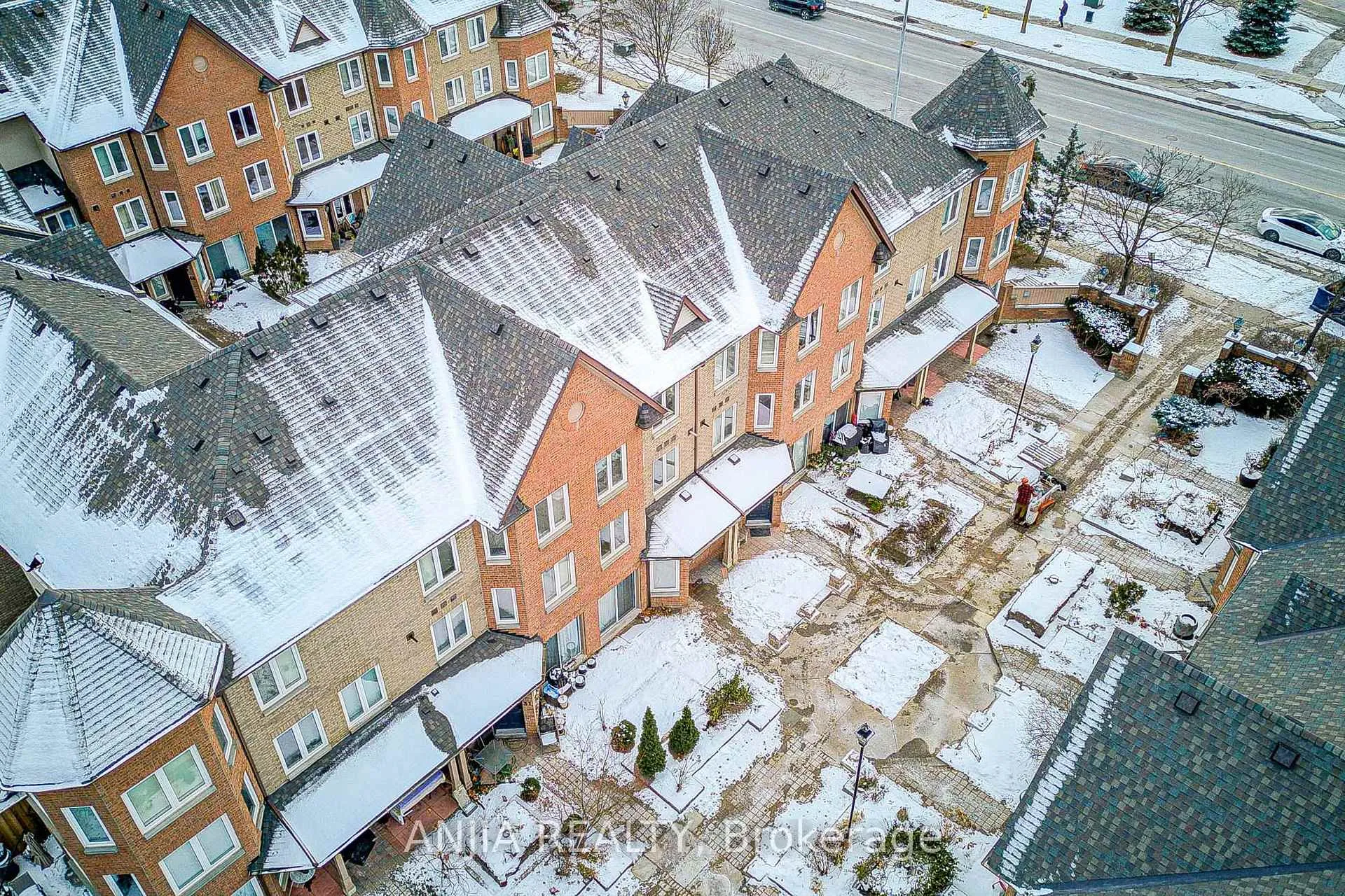 Photo 5 of Unit 32, 735 New Westminster Drive, Vaughan, Brownridge — HOMEH