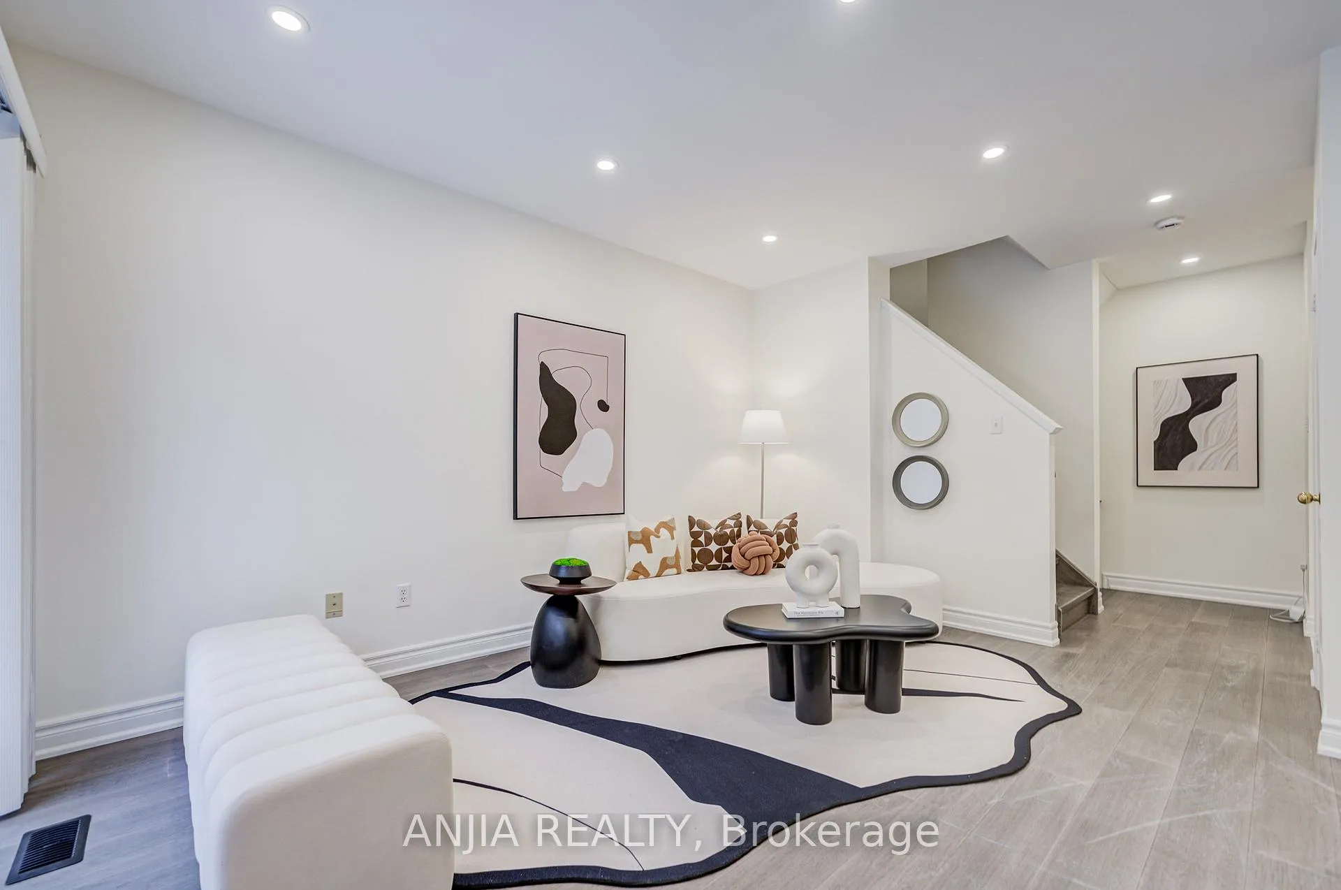 Photo 8 of Unit 32, 735 New Westminster Drive, Vaughan, Brownridge — HOMEH