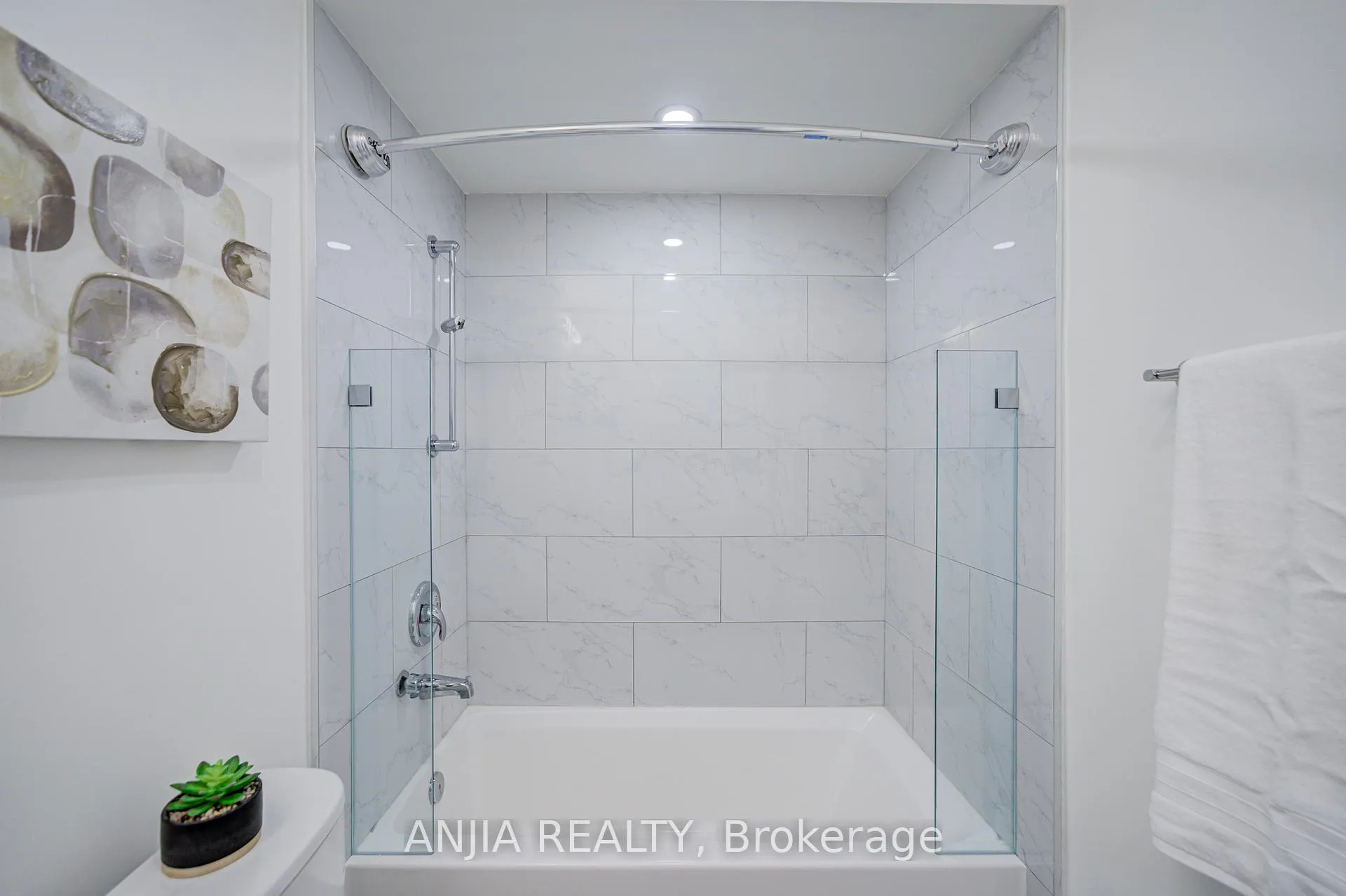 Photo 29 of Unit 32, 735 New Westminster Drive, Vaughan, Brownridge — HOMEH