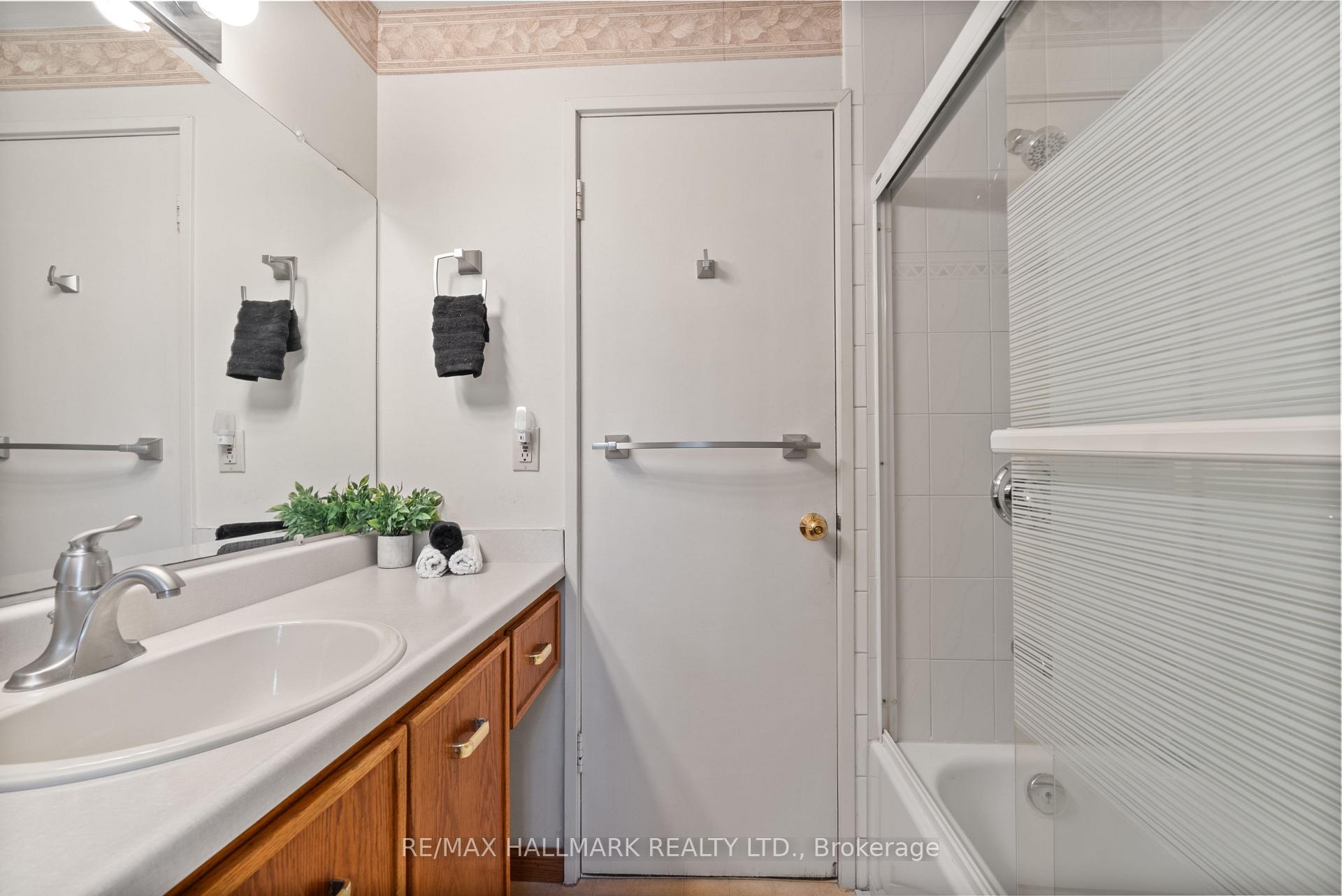 Photo 16 of 27 Oakley Boulevard, Scarborough, Bendale — HOMEH