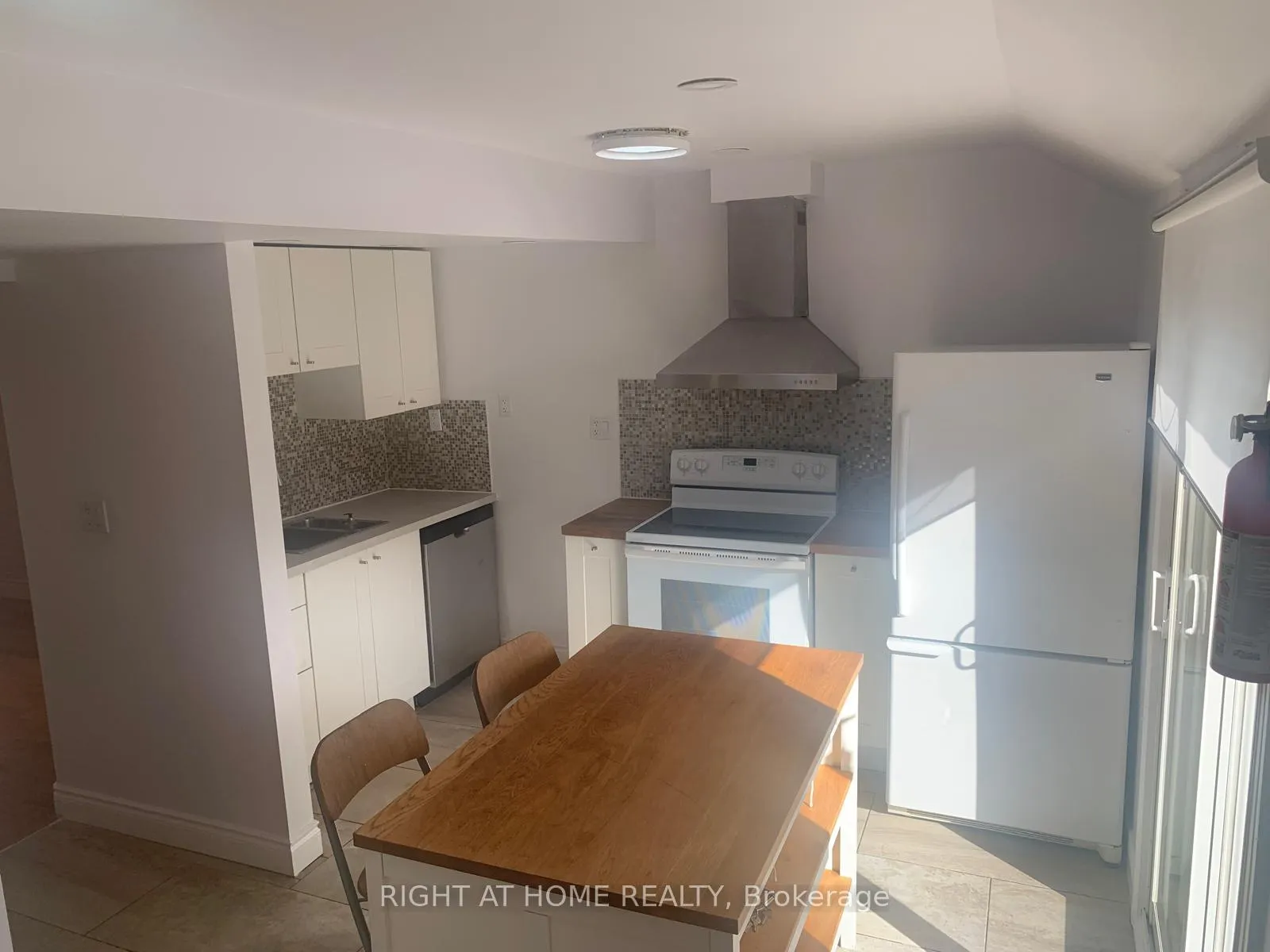 Photo 3 of 38 Beechwood Avenue, Hamilton, Stipley — HOMEH