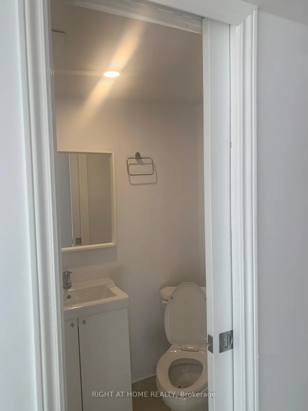 Photo 8 of 38 Beechwood Avenue, Hamilton, Stipley — HOMEH