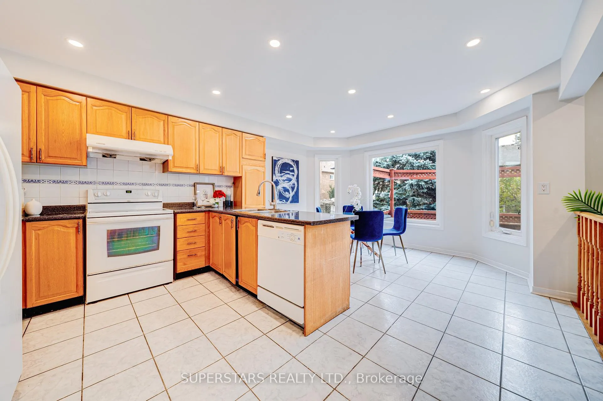 Photo 6 of 149 Tomlinson Circle, Markham, Buttonville — HOMEH