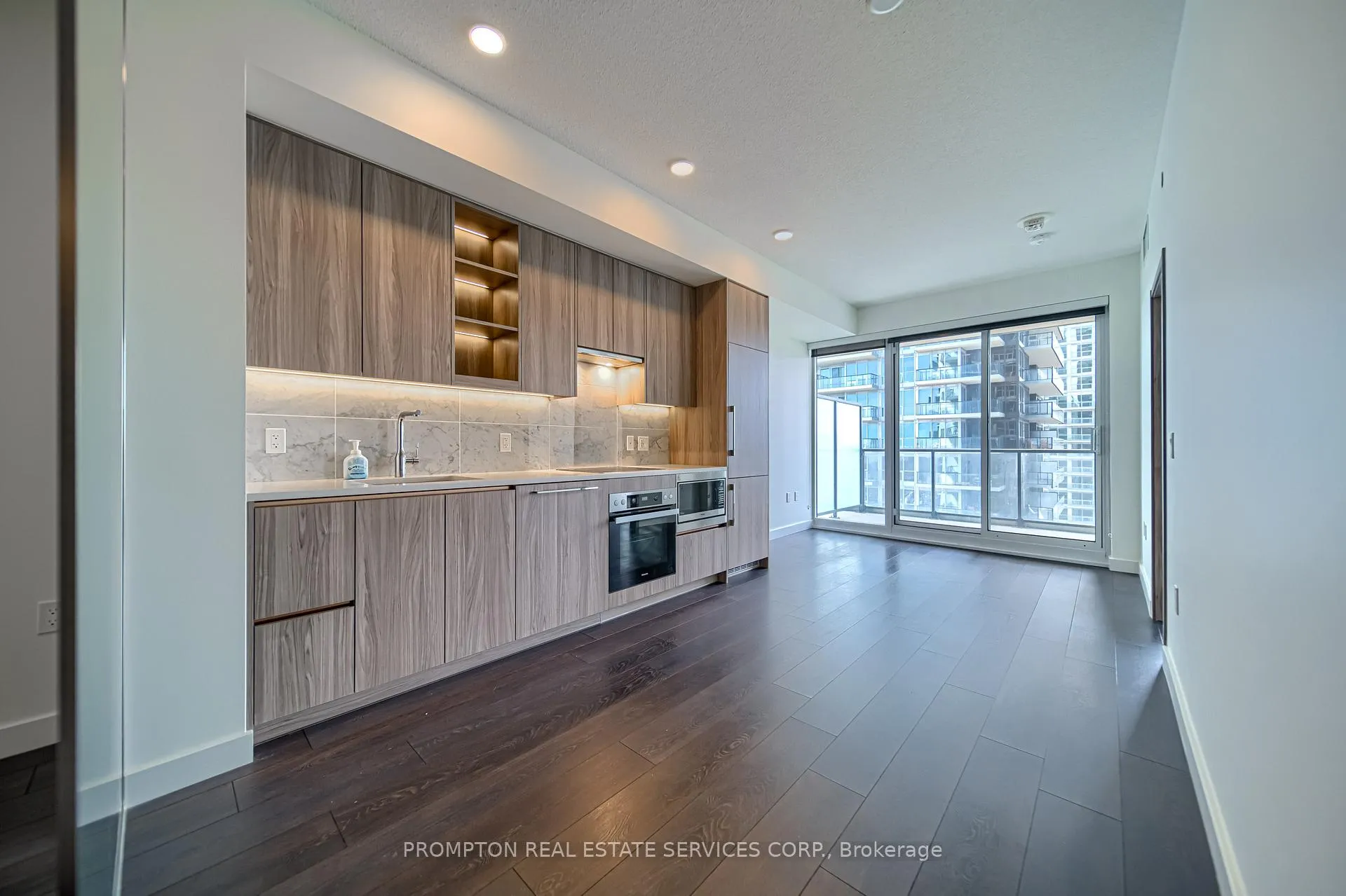Photo 2 of Unit 808, 95 Mcmahon Drive, North York, Bayview Village — HOMEH