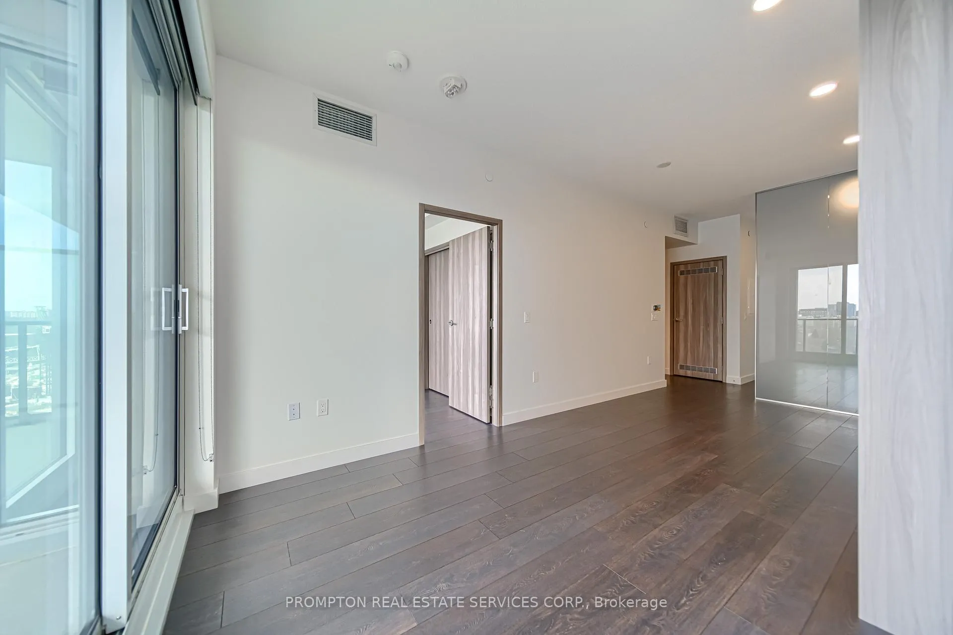 Photo 4 of Unit 808, 95 Mcmahon Drive, North York, Bayview Village — HOMEH
