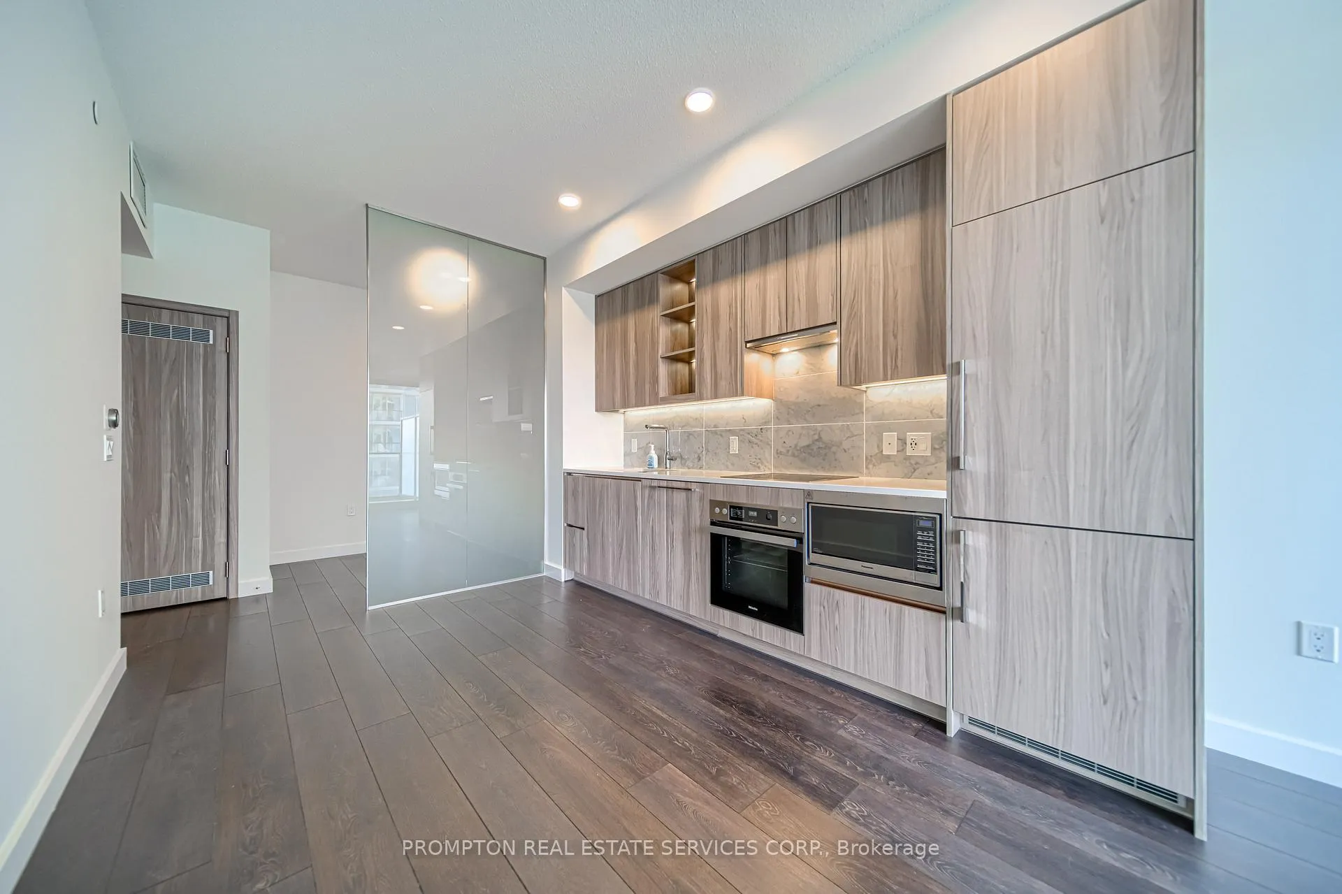Photo 5 of Unit 808, 95 Mcmahon Drive, North York, Bayview Village — HOMEH
