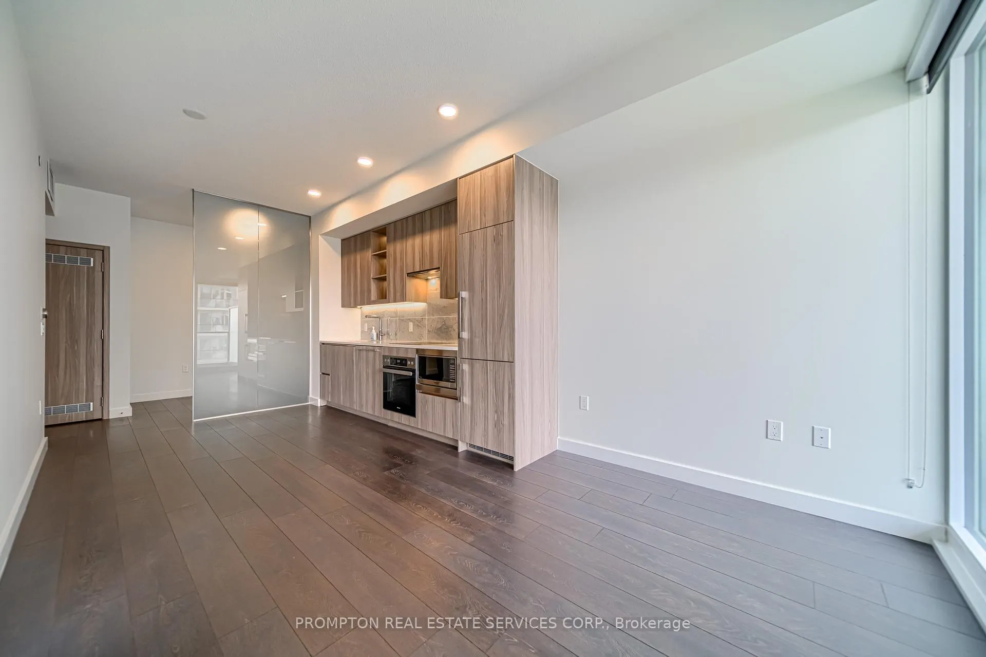 Photo 6 of Unit 808, 95 Mcmahon Drive, North York, Bayview Village — HOMEH