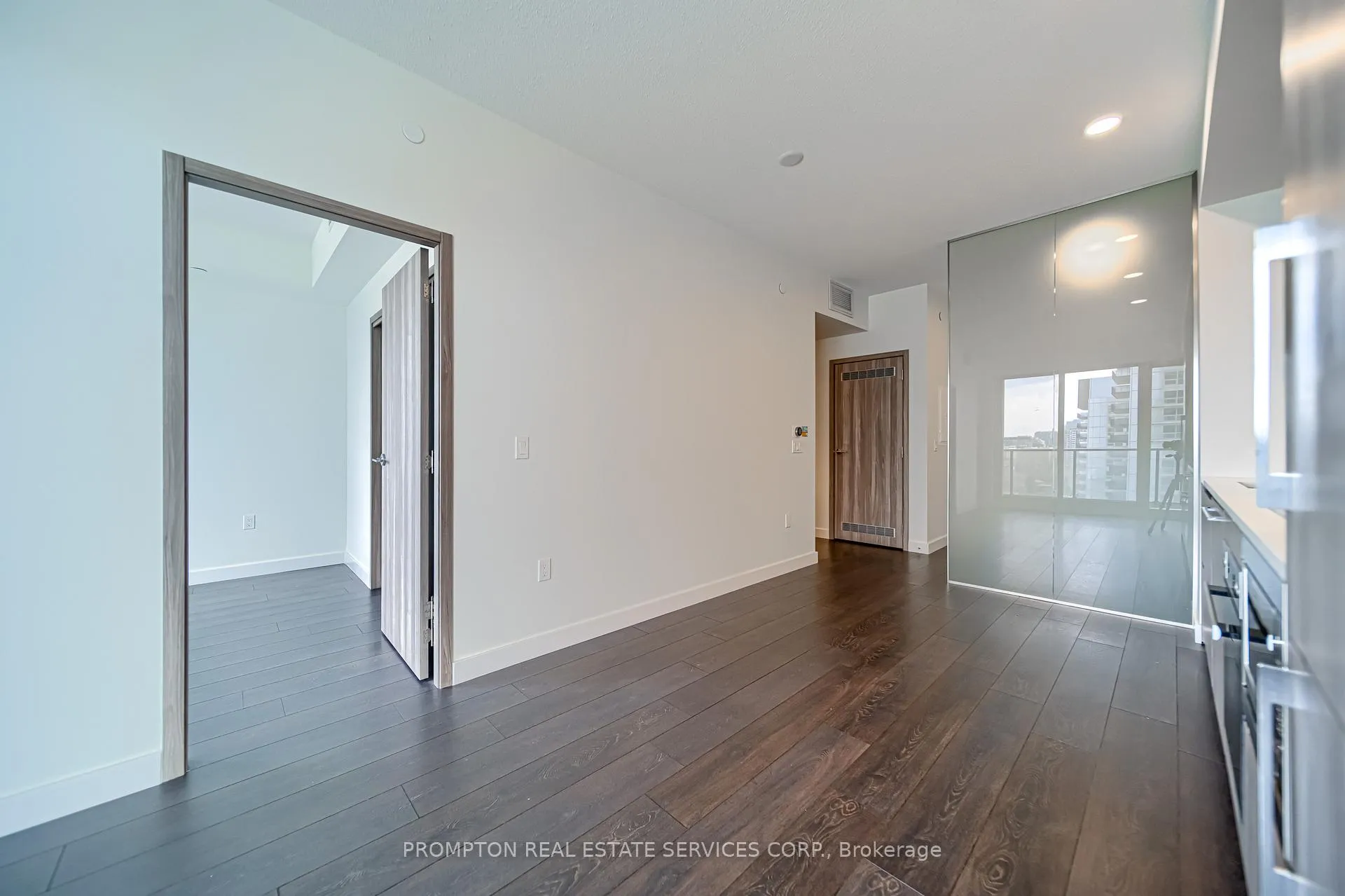 Photo 7 of Unit 808, 95 Mcmahon Drive, North York, Bayview Village — HOMEH