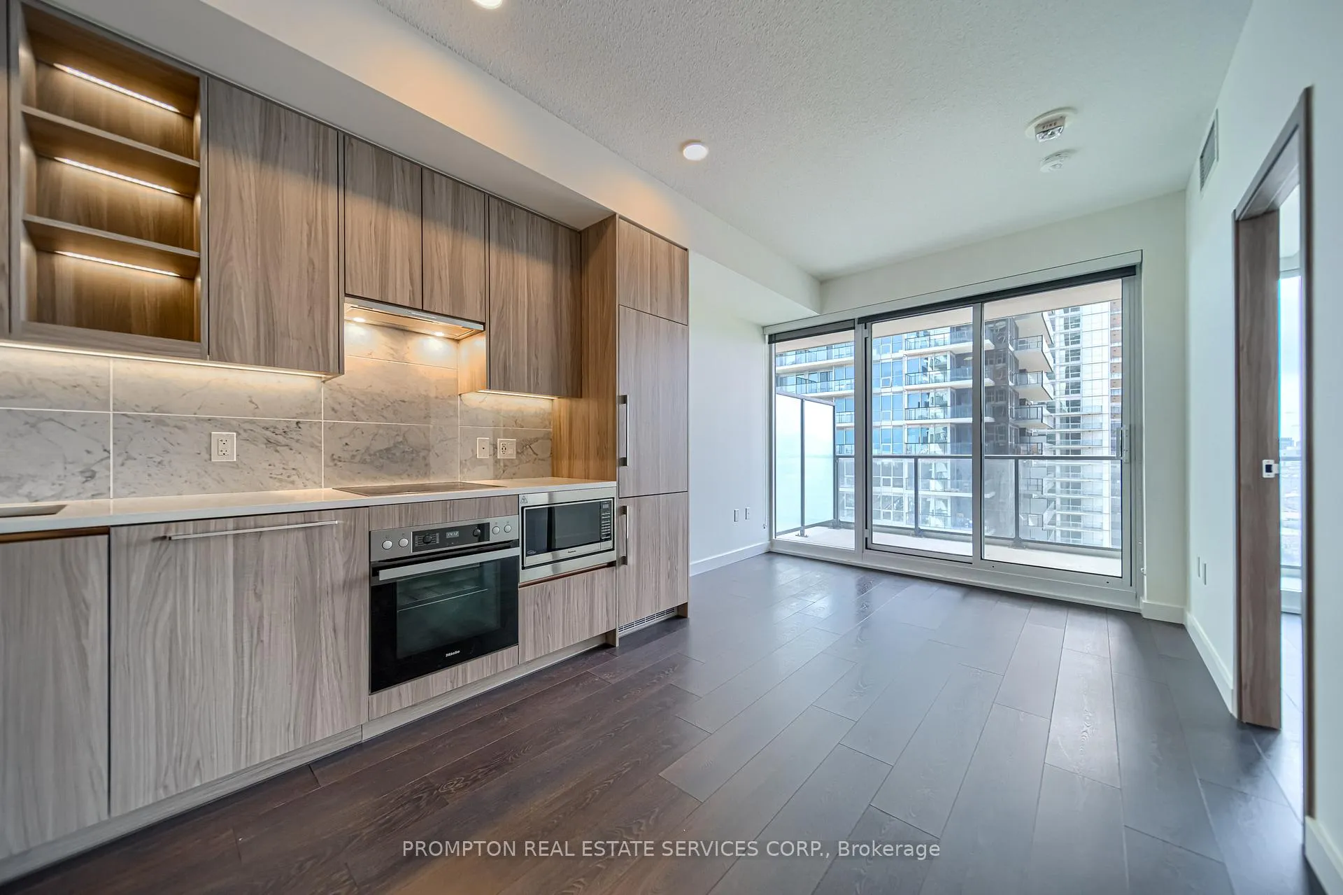 Photo 10 of Unit 808, 95 Mcmahon Drive, North York, Bayview Village — HOMEH