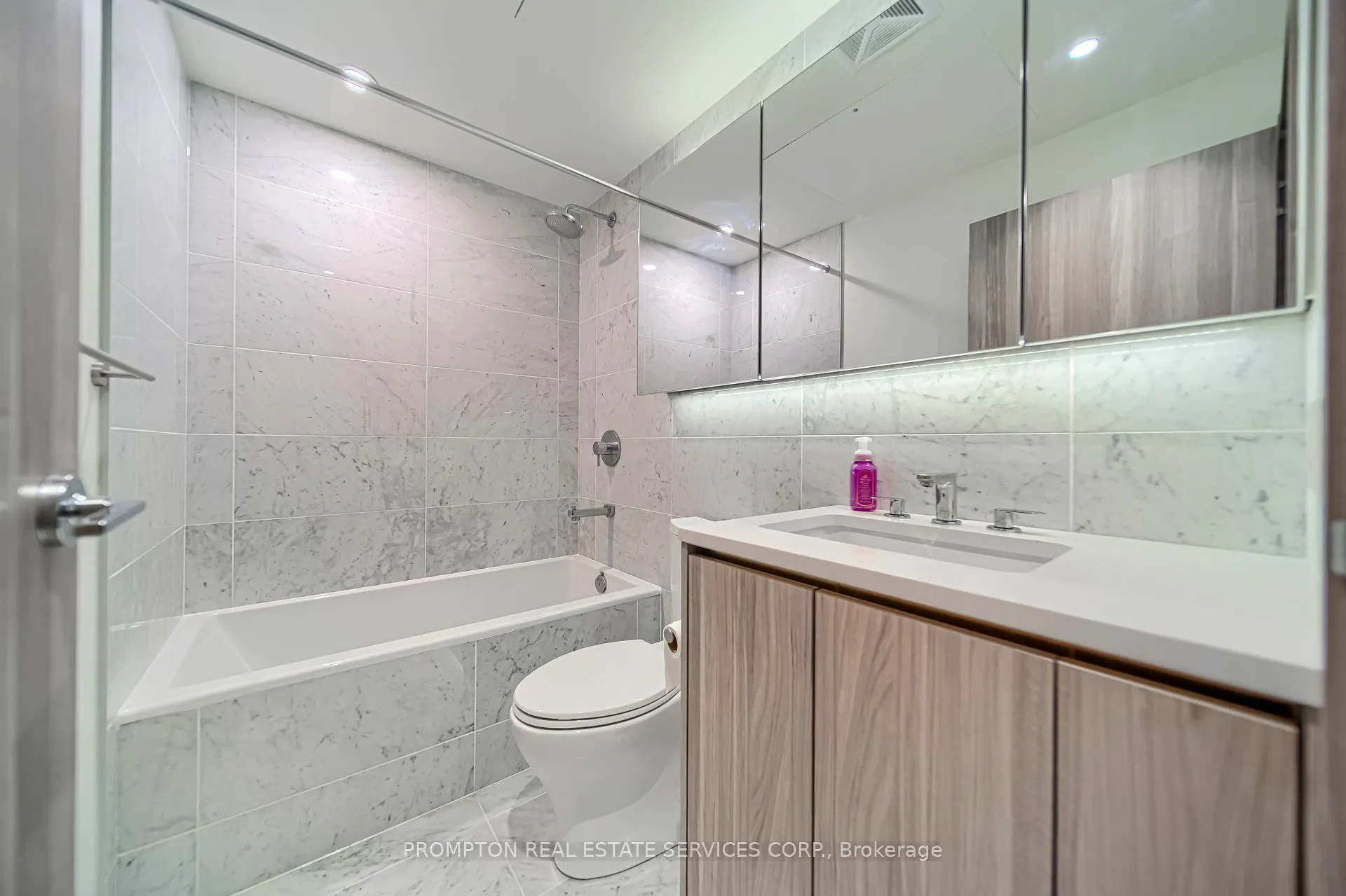 Photo 20 of Unit 808, 95 Mcmahon Drive, North York, Bayview Village — HOMEH
