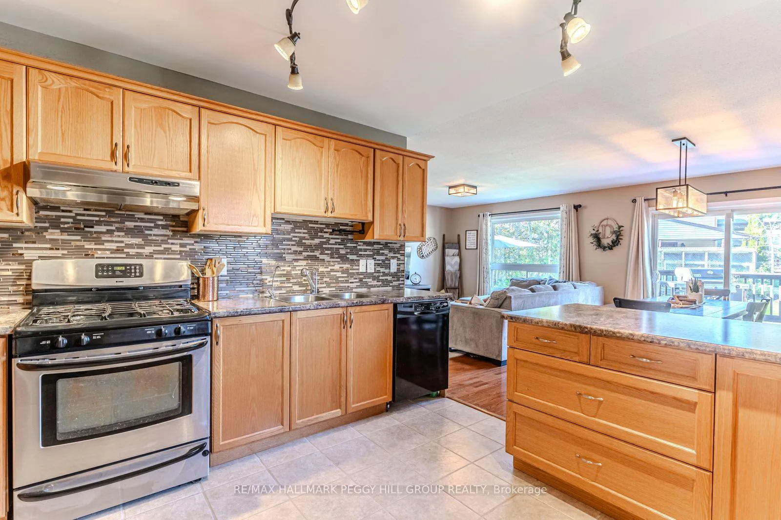 Photo 7 of 20 Rosemarie Drive, Oro-Medonte, Rural Oro-Medonte — HOMEH