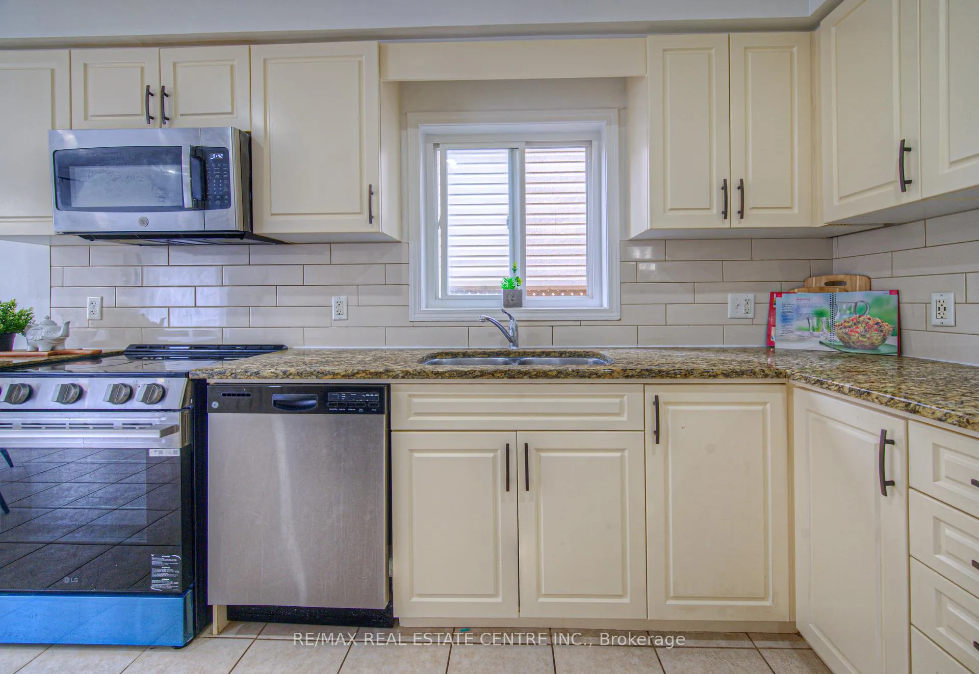 Photo 12 of 434 Woodbine Avenue, Kitchener — HOMEH
