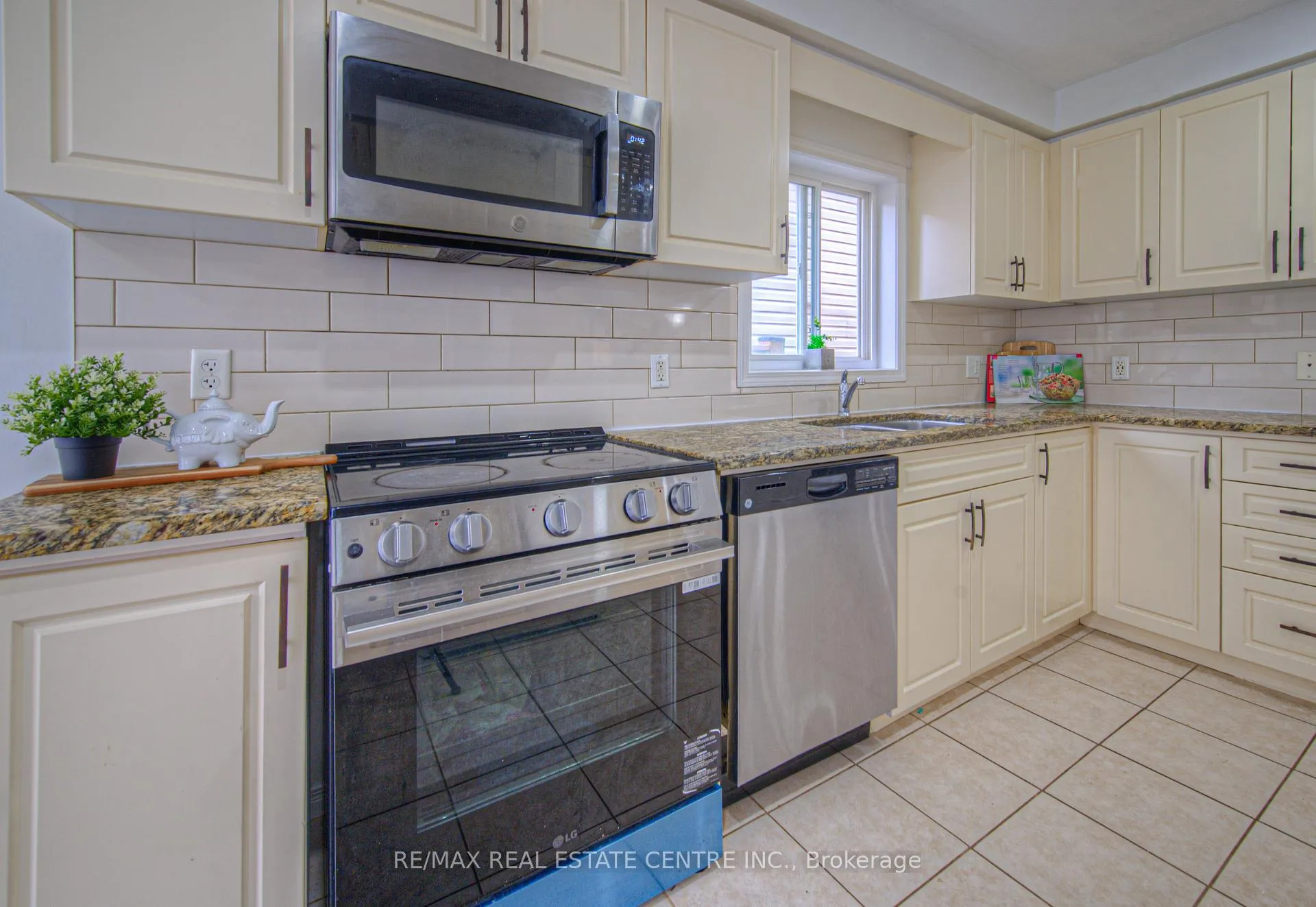 Photo 14 of 434 Woodbine Avenue, Kitchener — HOMEH