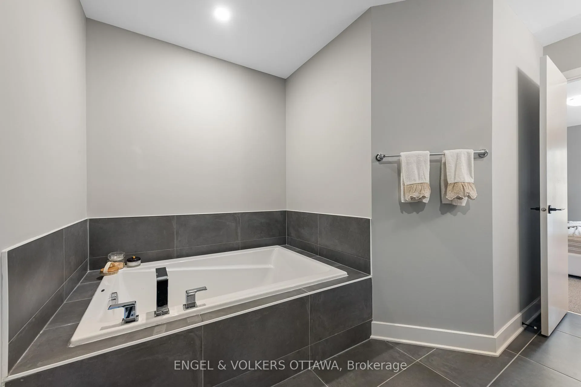 Photo 22 of 517 Cobra Crescent, Ottawa, Kanata - Emerald Meadows/Trailwest — HOMEH
