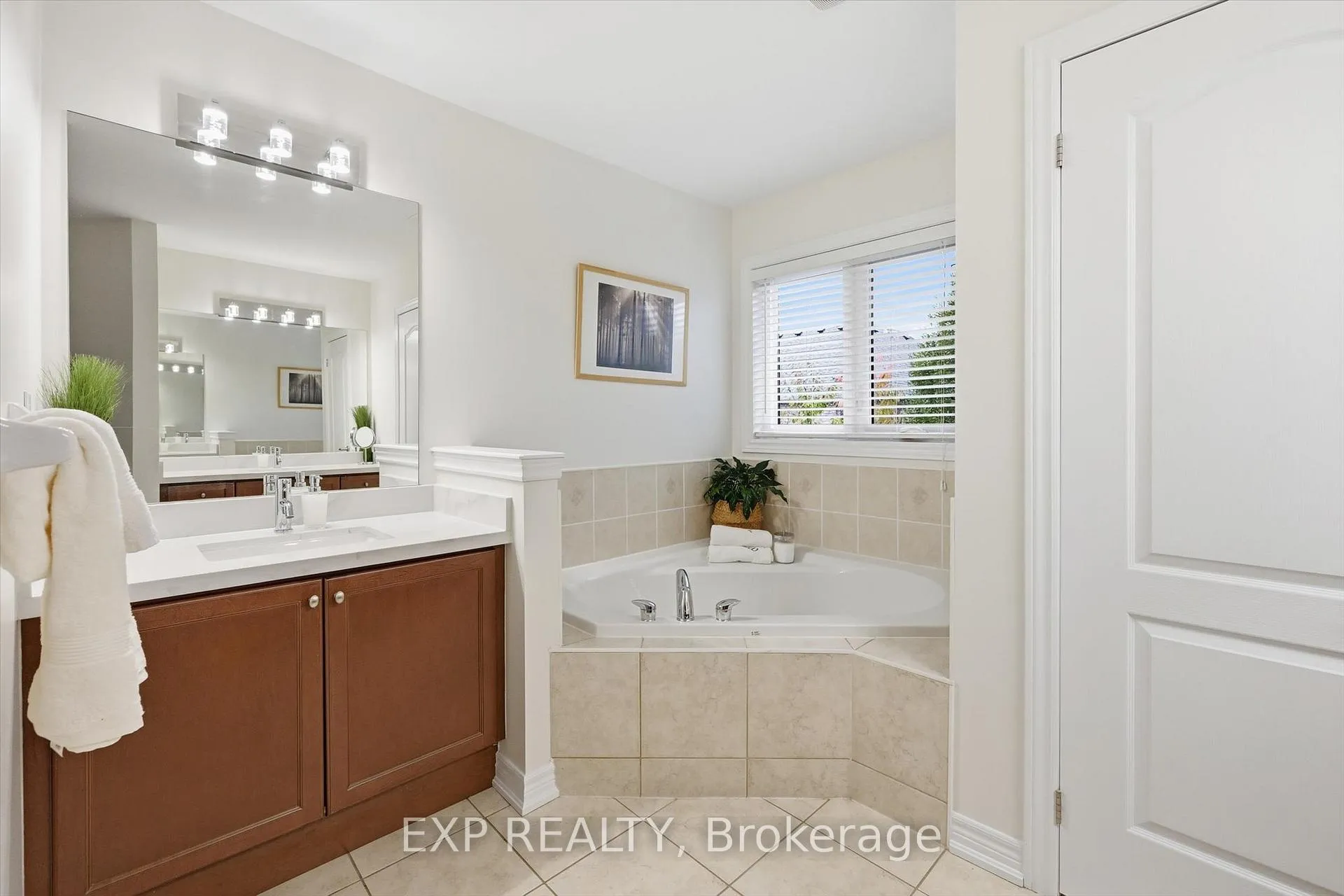 Photo 22 of 266 Admiral Drive, Oakville, Bronte — HOMEH