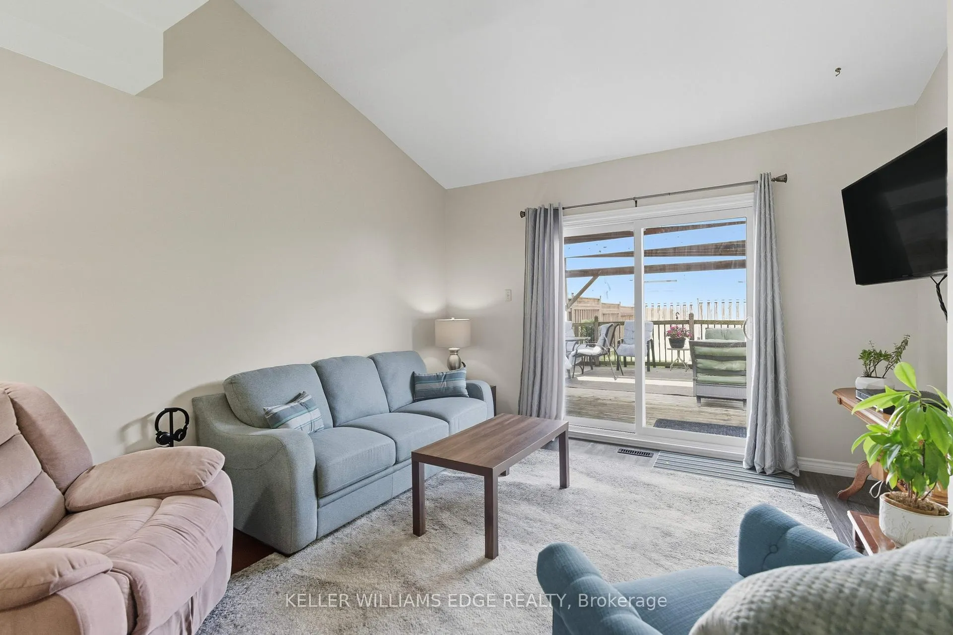 Photo 8 of 56 Muscot Drive, Hamilton, Stoney Creek Mountain — HOMEH