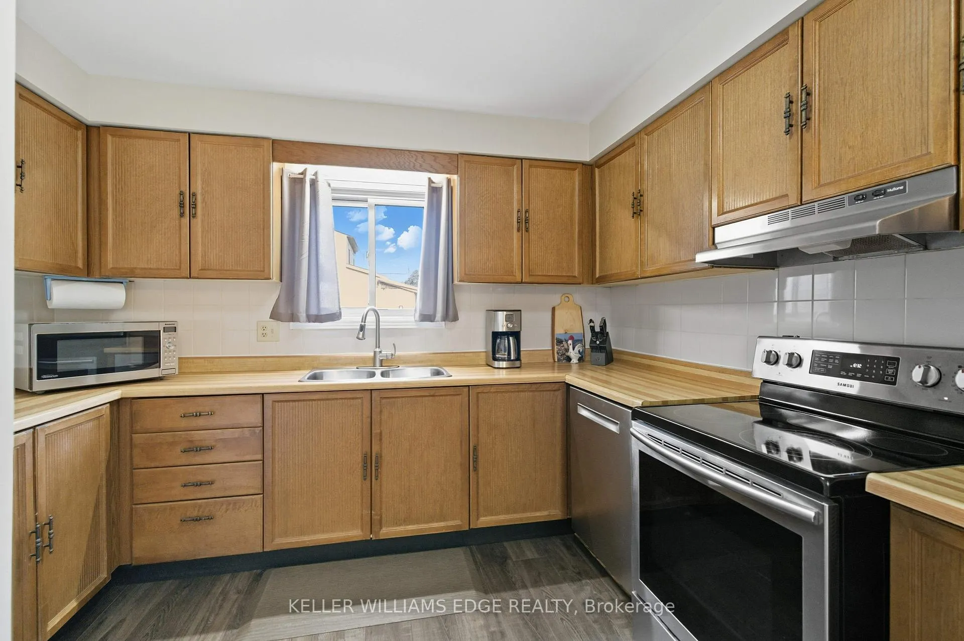 Photo 16 of 56 Muscot Drive, Hamilton, Stoney Creek Mountain — HOMEH