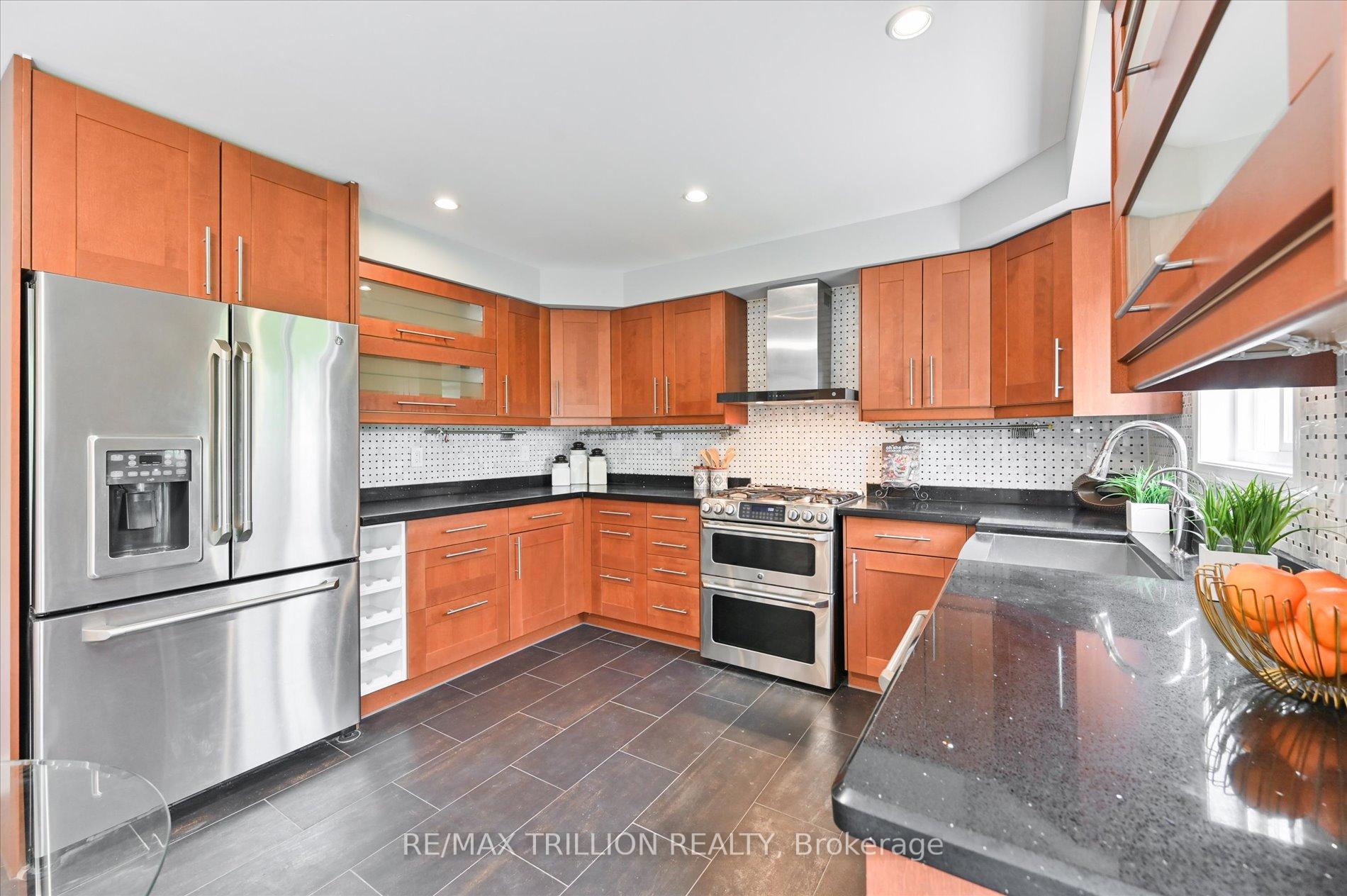 Photo 16 of 611 Staines Road, Scarborough, Rouge — HOMEH