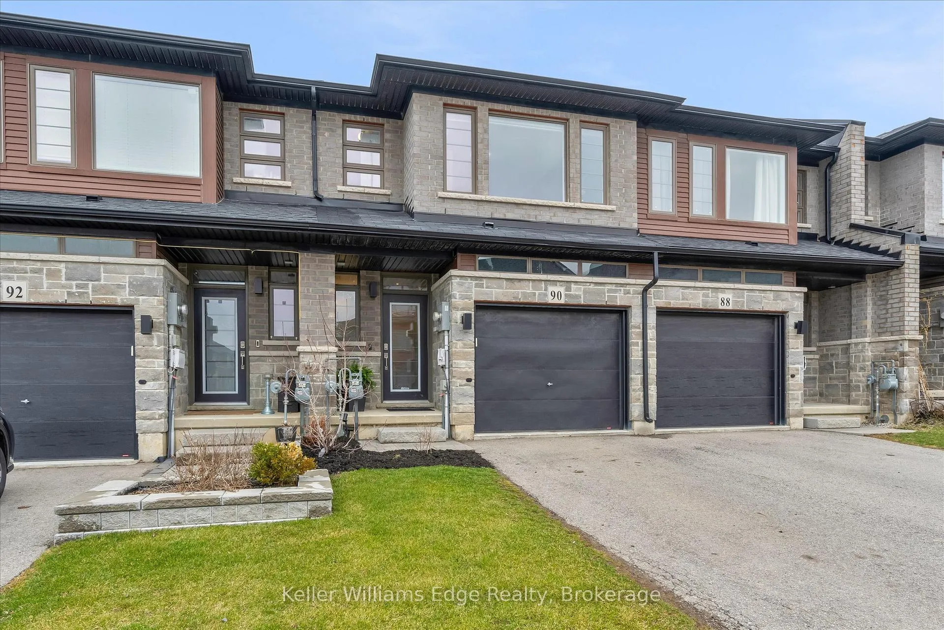 Photo 3 of 90 Soho Street, Hamilton, Stoney Creek Mountain — HOMEH