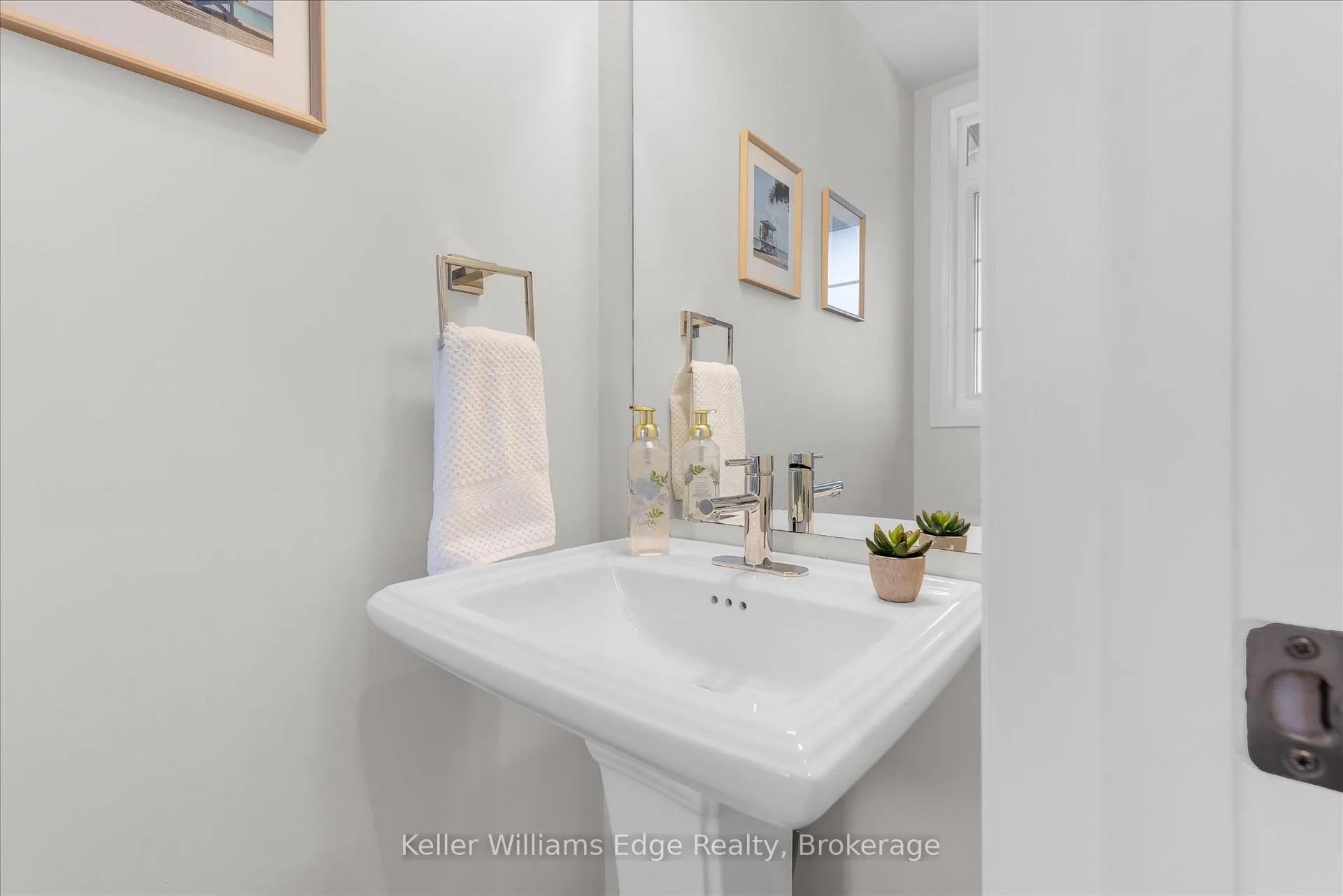 Photo 5 of 90 Soho Street, Hamilton, Stoney Creek Mountain — HOMEH