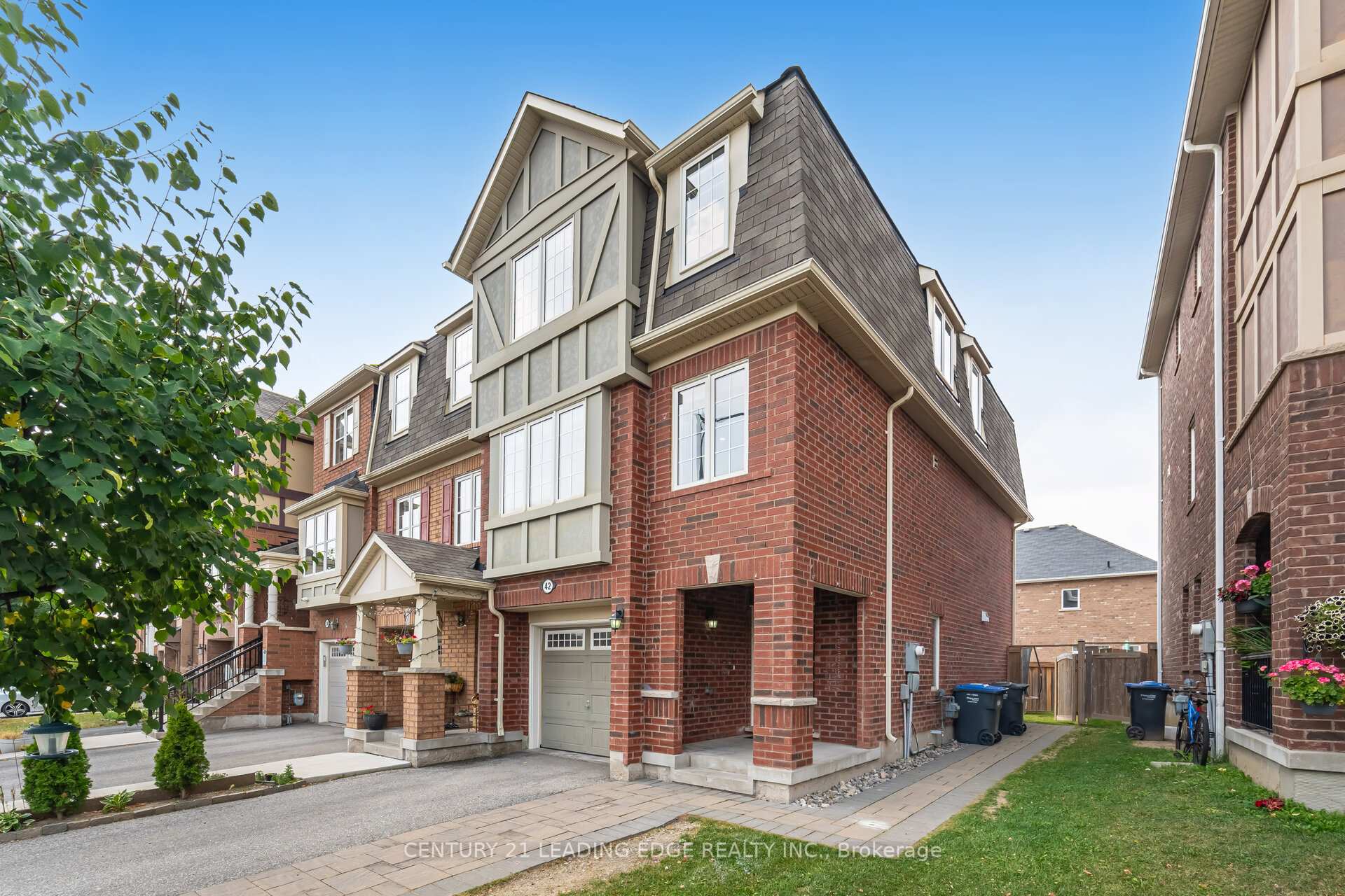 Photo 4 of 42 Memory Lane, Brampton, Northwest Brampton — HOMEH