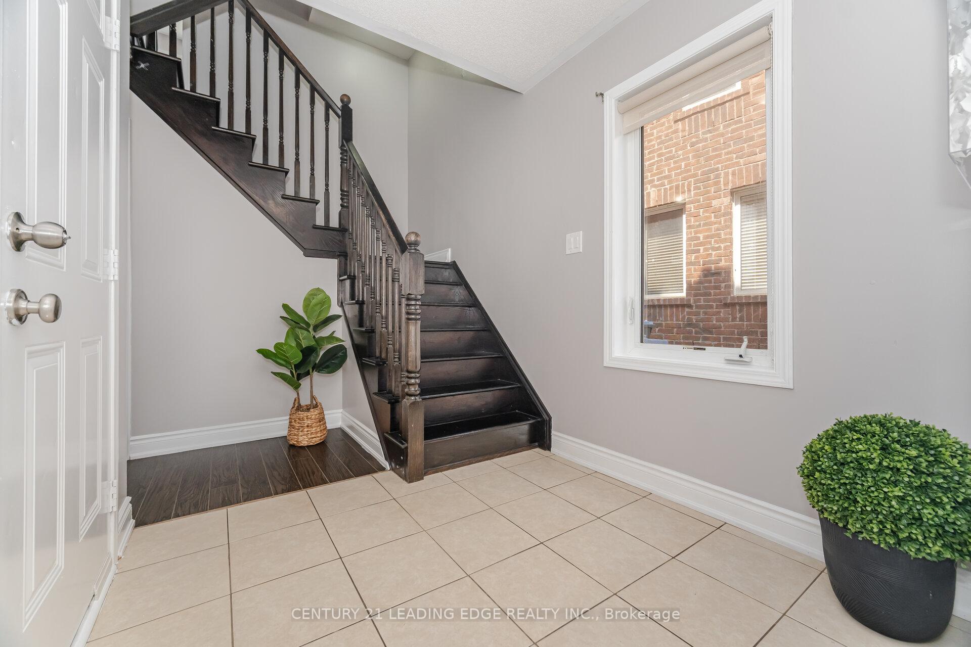 Photo 13 of 42 Memory Lane, Brampton, Northwest Brampton — HOMEH