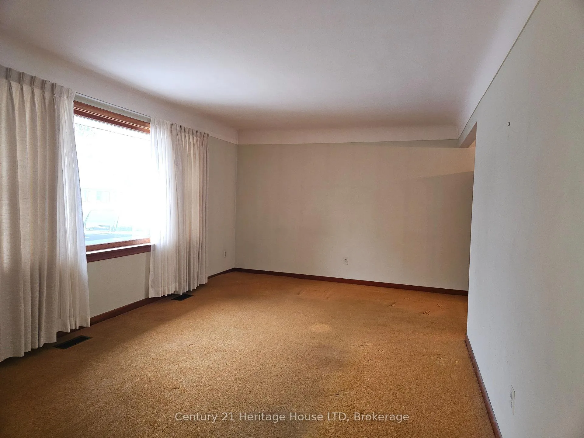 Photo 4 of 6558 Oneil Street, Niagara Falls, Stamford — HOMEH