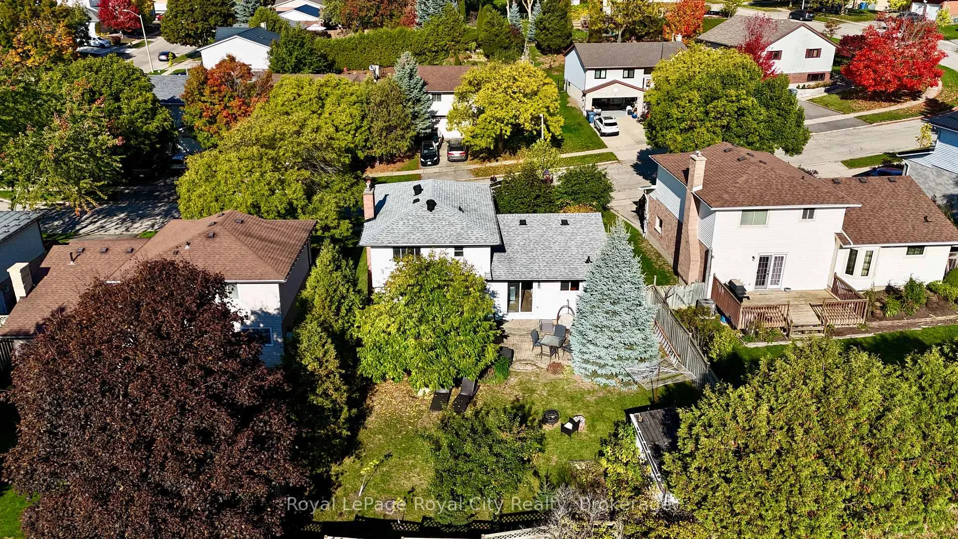 Photo 2 of 40 Shoemaker Crescent, Guelph, Willow West/Sugarbush/West Acres — HOMEH