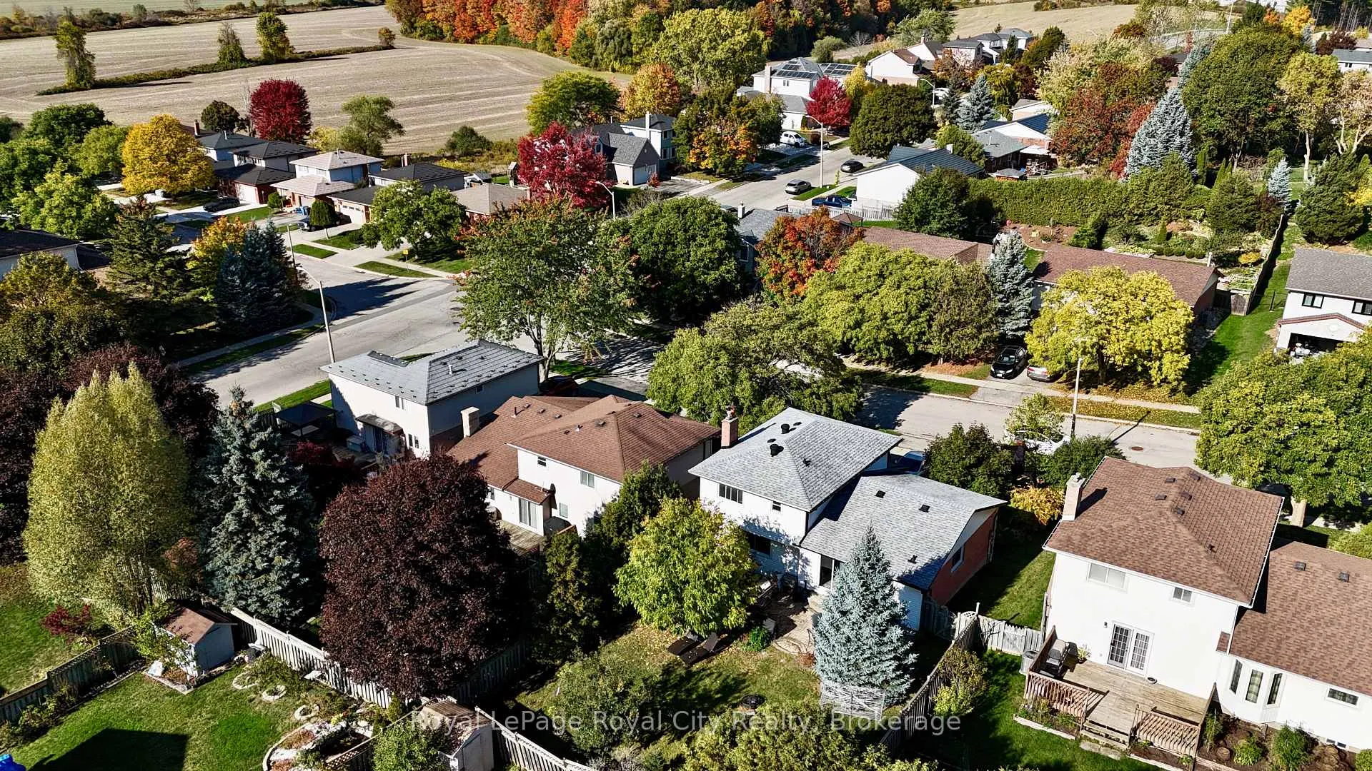 Photo 3 of 40 Shoemaker Crescent, Guelph, Willow West/Sugarbush/West Acres — HOMEH