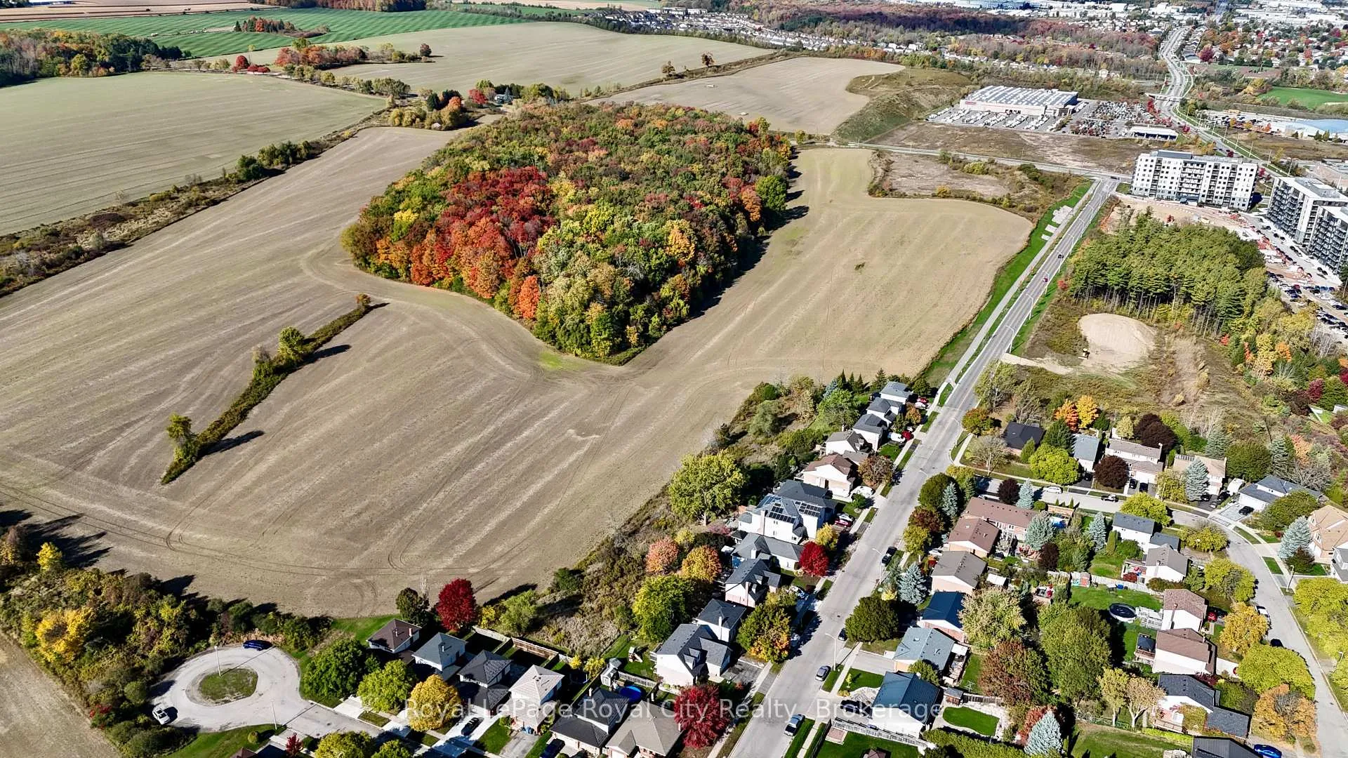 Photo 4 of 40 Shoemaker Crescent, Guelph, Willow West/Sugarbush/West Acres — HOMEH