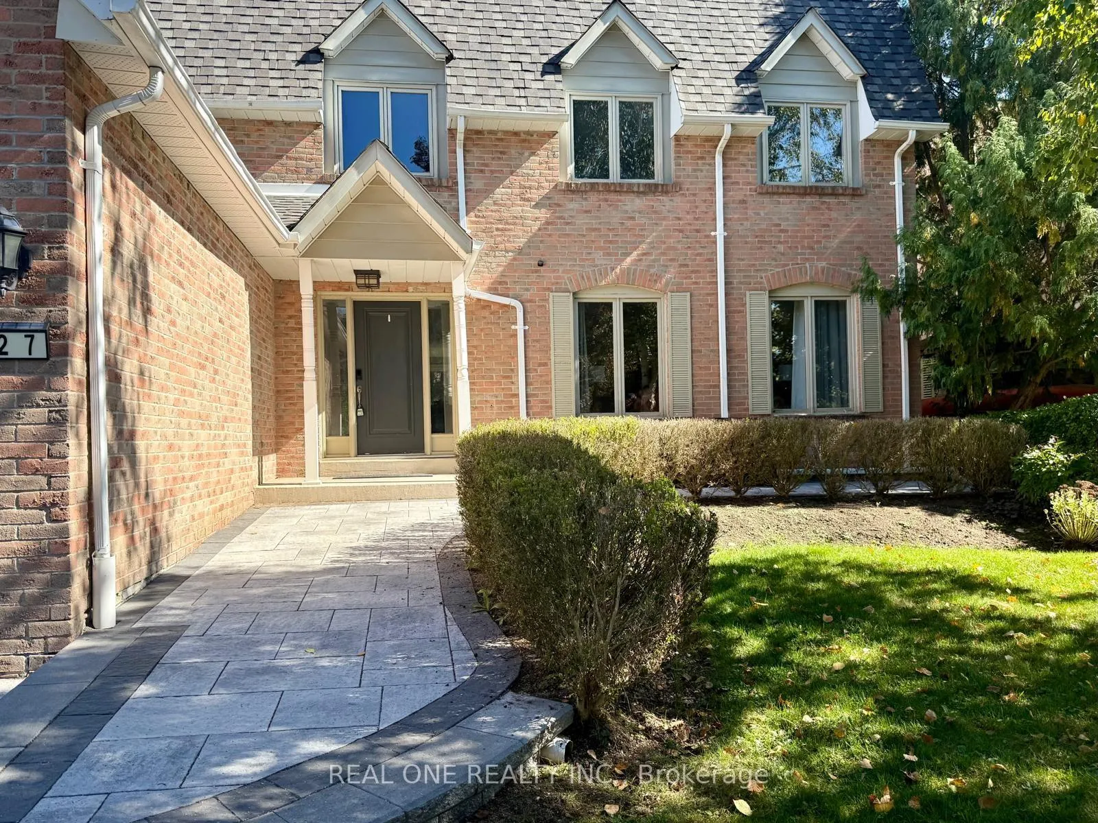 Photo 2 of 27 Aitken Circle, Markham, Unionville — HOMEH