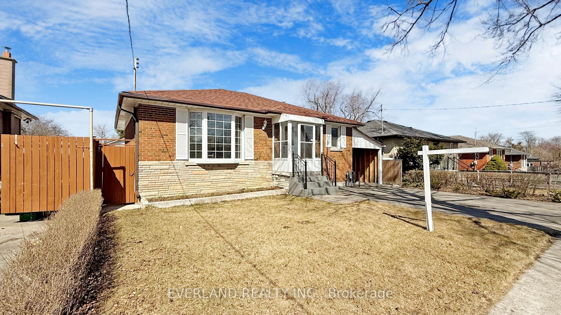 Photo 2 of 8 Hogan Drive, Scarborough, Woburn — HOMEH
