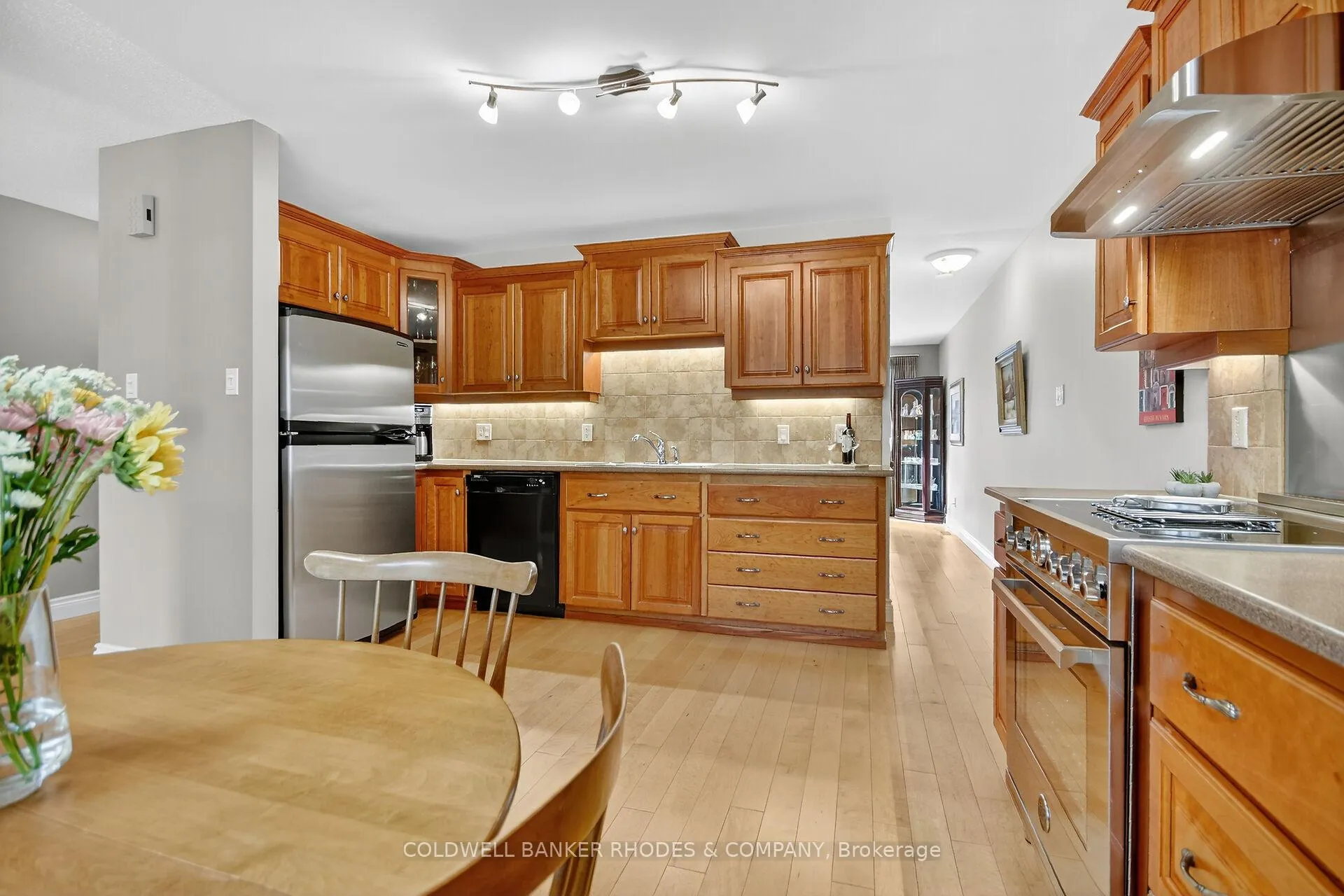 Photo 12 of 8 Confederation Private, Ottawa, Mooneys Bay/Riverside Park — HOMEH