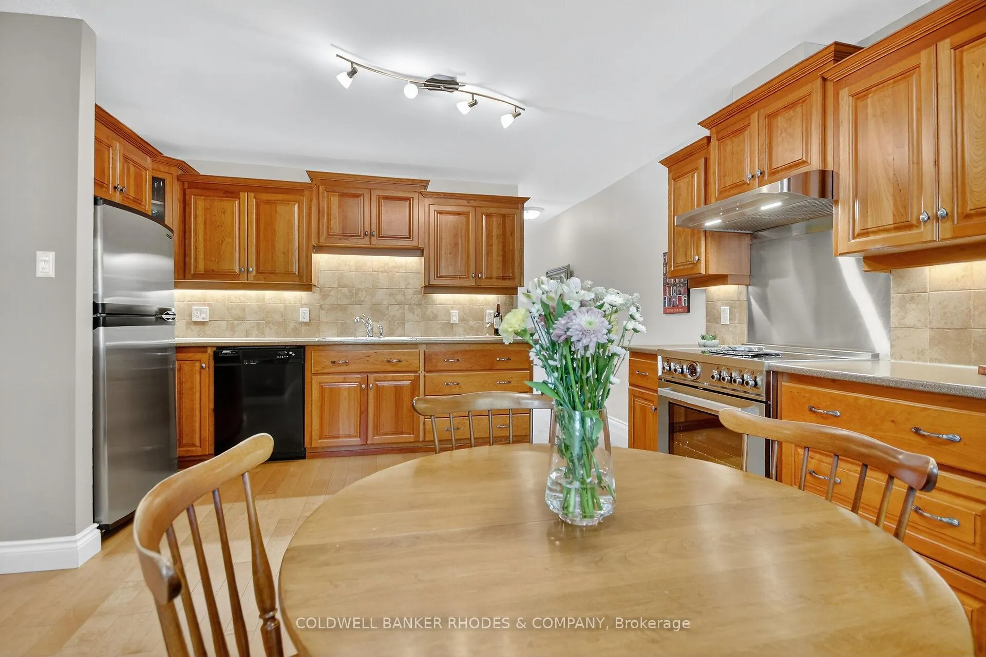 Photo 13 of 8 Confederation Private, Ottawa, Mooneys Bay/Riverside Park — HOMEH