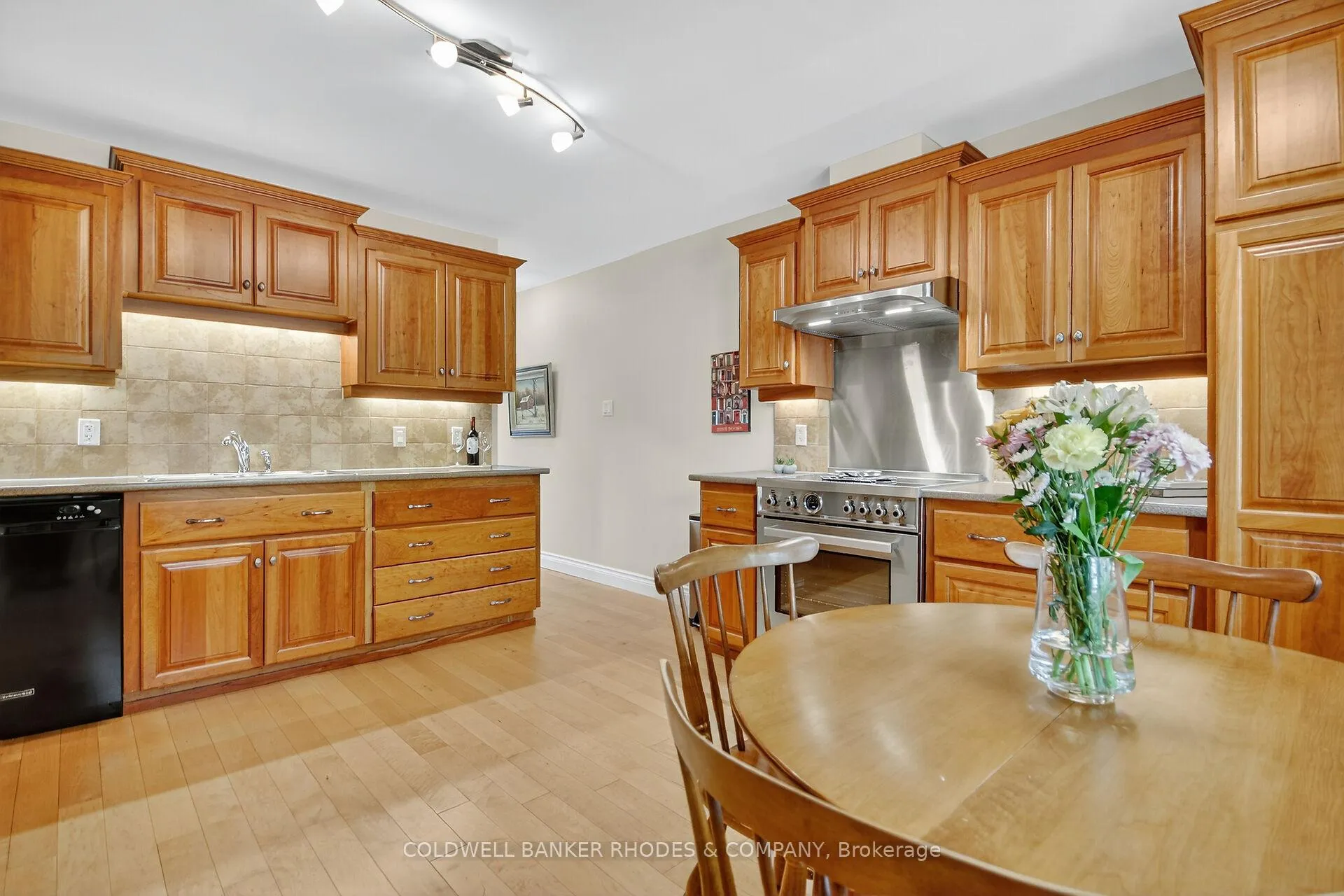 Photo 15 of 8 Confederation Private, Ottawa, Mooneys Bay/Riverside Park — HOMEH