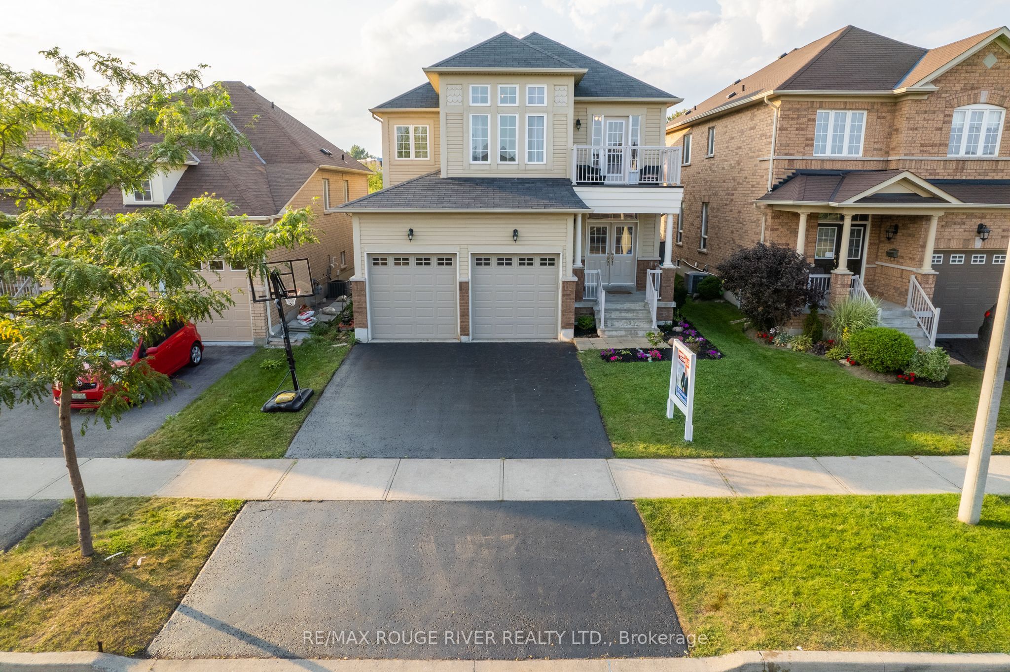 Photo 2 of 58 Albert Street, Clarington, Bowmanville — HOMEH