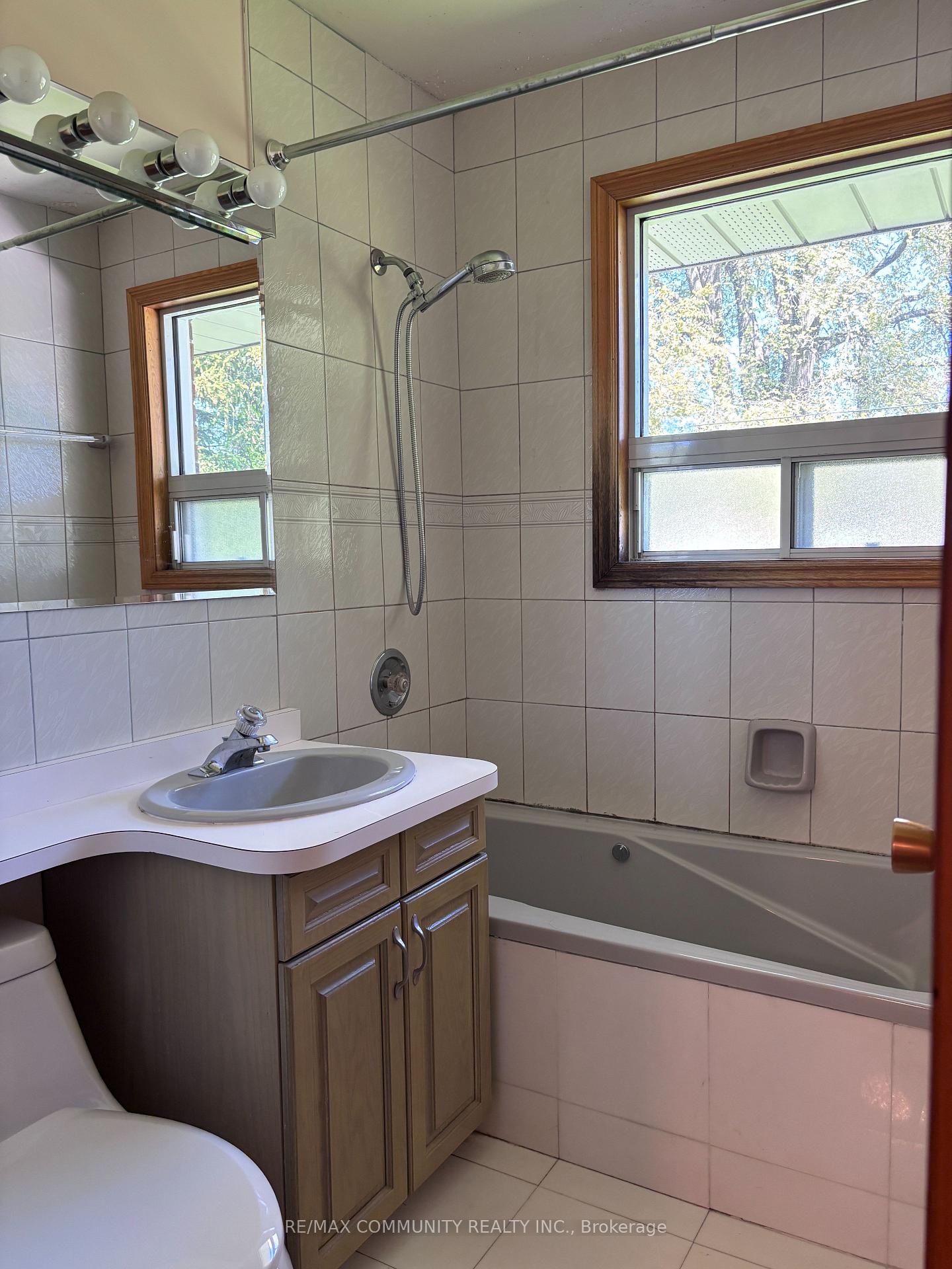 Photo 9 of 117 Perivale Crescent, Scarborough, Bendale — HOMEH