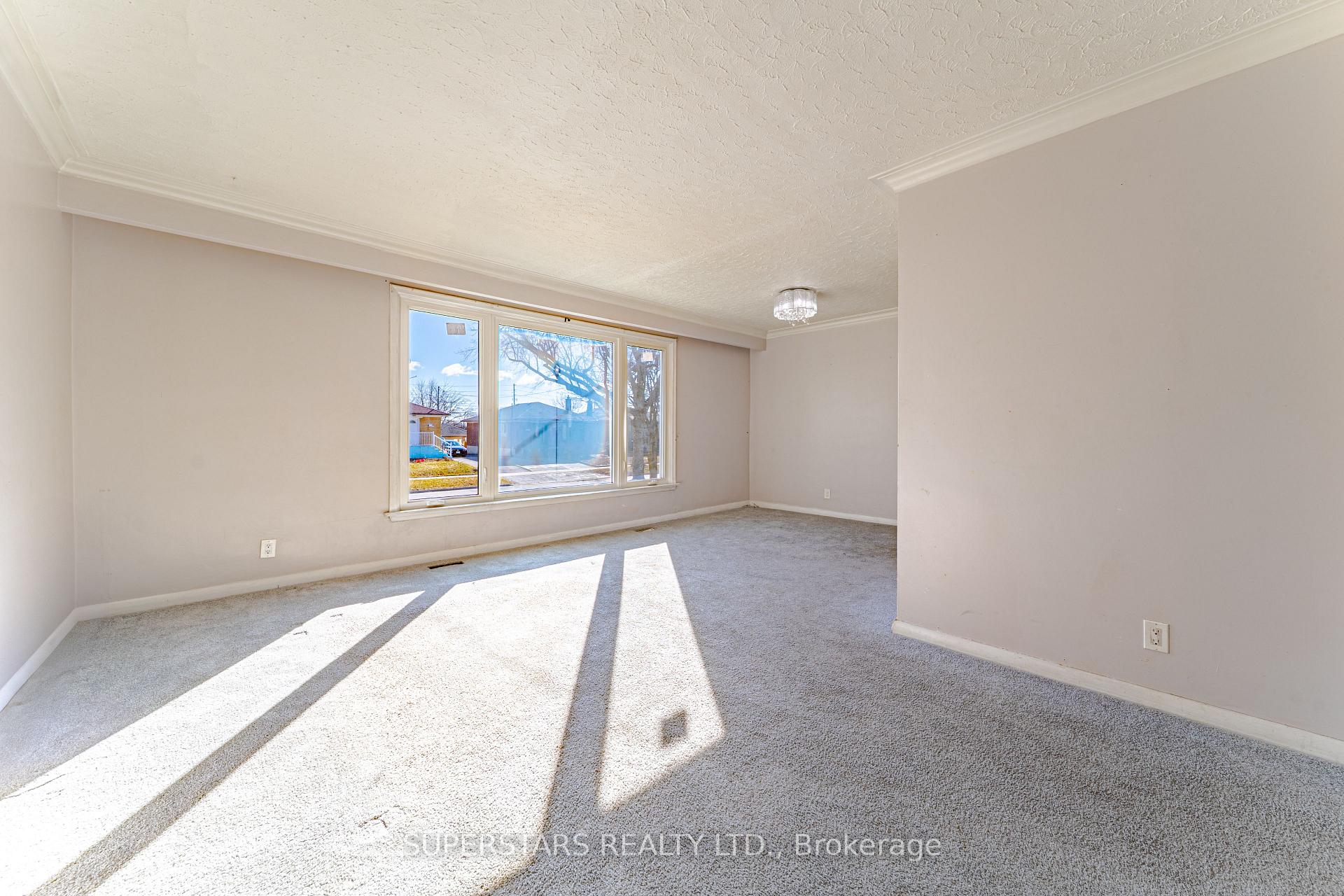 Photo 2 of 130 Pandora Circle, Scarborough, Woburn — HOMEH