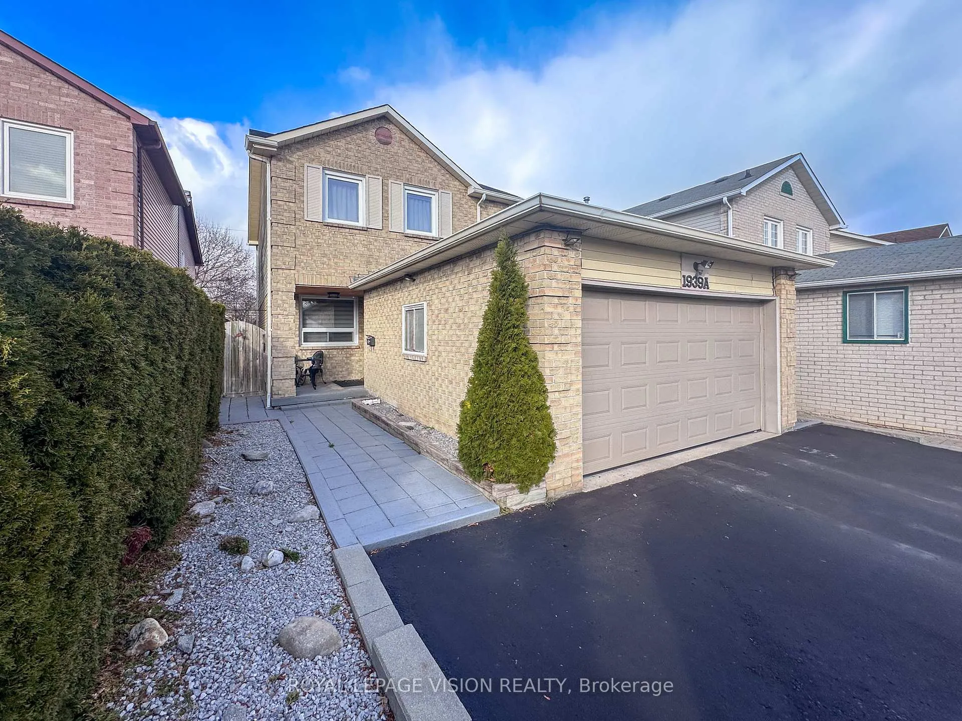 Photo 2 of 1939 A Parkside Drive, Pickering, Amberlea — HOMEH