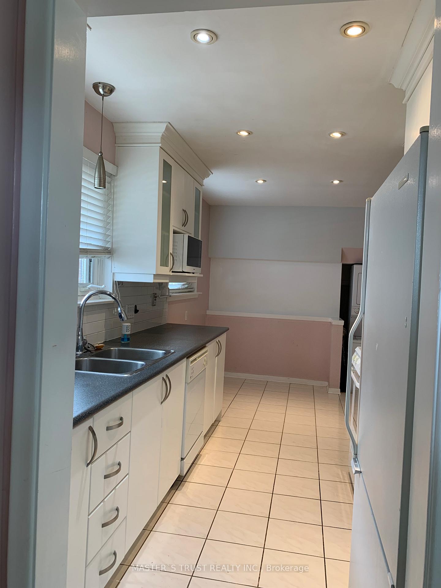 Photo 2 of 46 Erinlea Crescent, Scarborough, Woburn — HOMEH