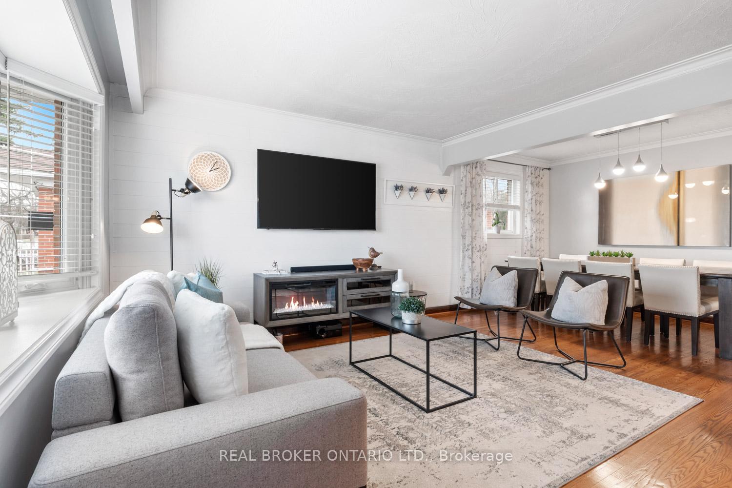 Photo 2 of 32 Ronway Crescent, Scarborough, Woburn — HOMEH