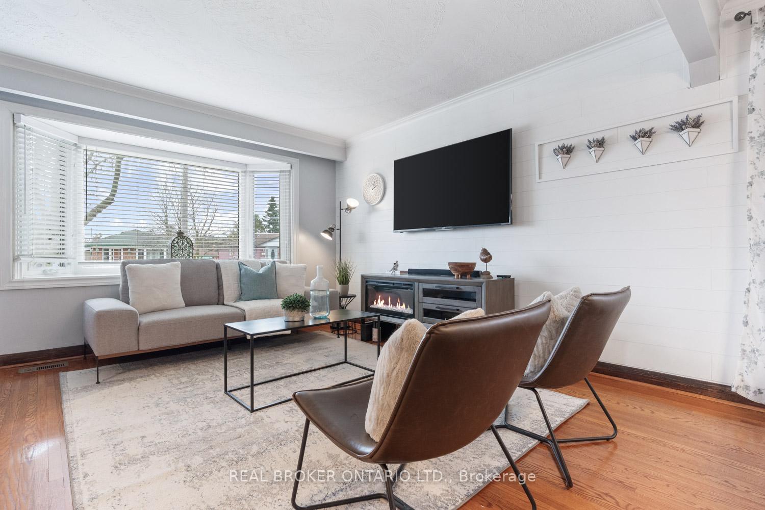 Photo 3 of 32 Ronway Crescent, Scarborough, Woburn — HOMEH