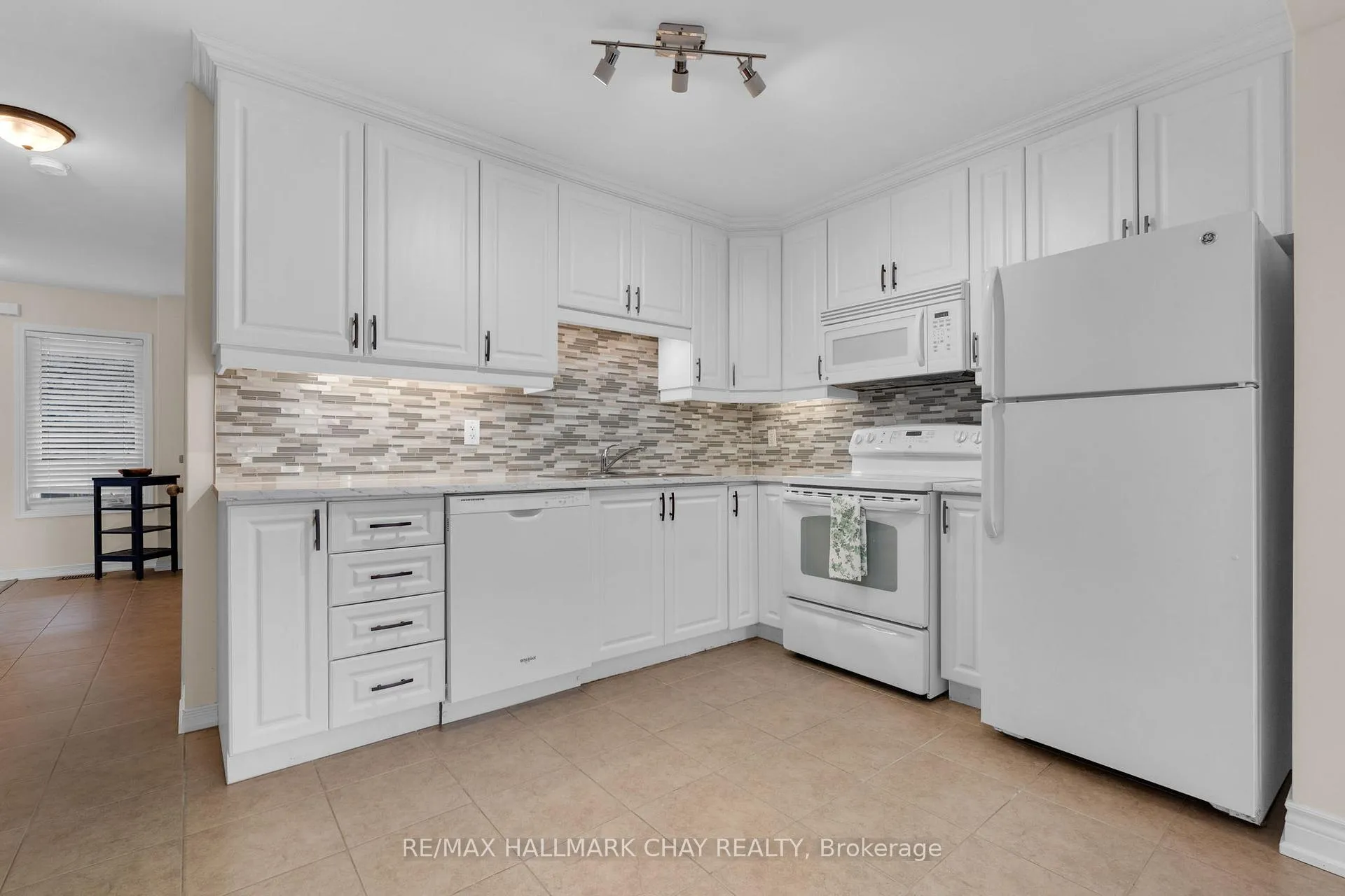Photo 8 of Unit 38, 75 Prince William Way, Barrie, Innis-Shore — HOMEH