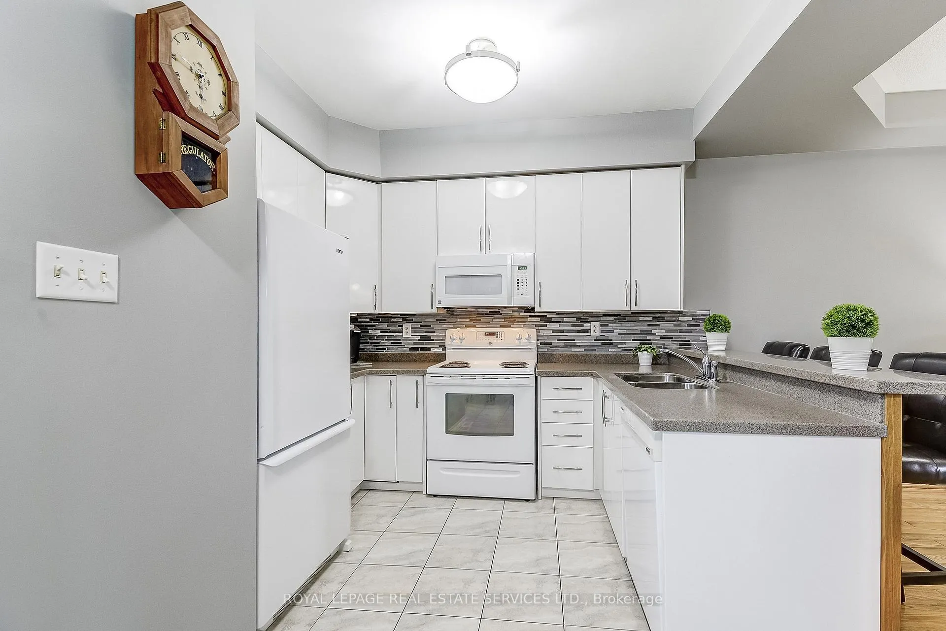 Photo 17 of 200 Glenashton Drive, Oakville, River Oaks — HOMEH