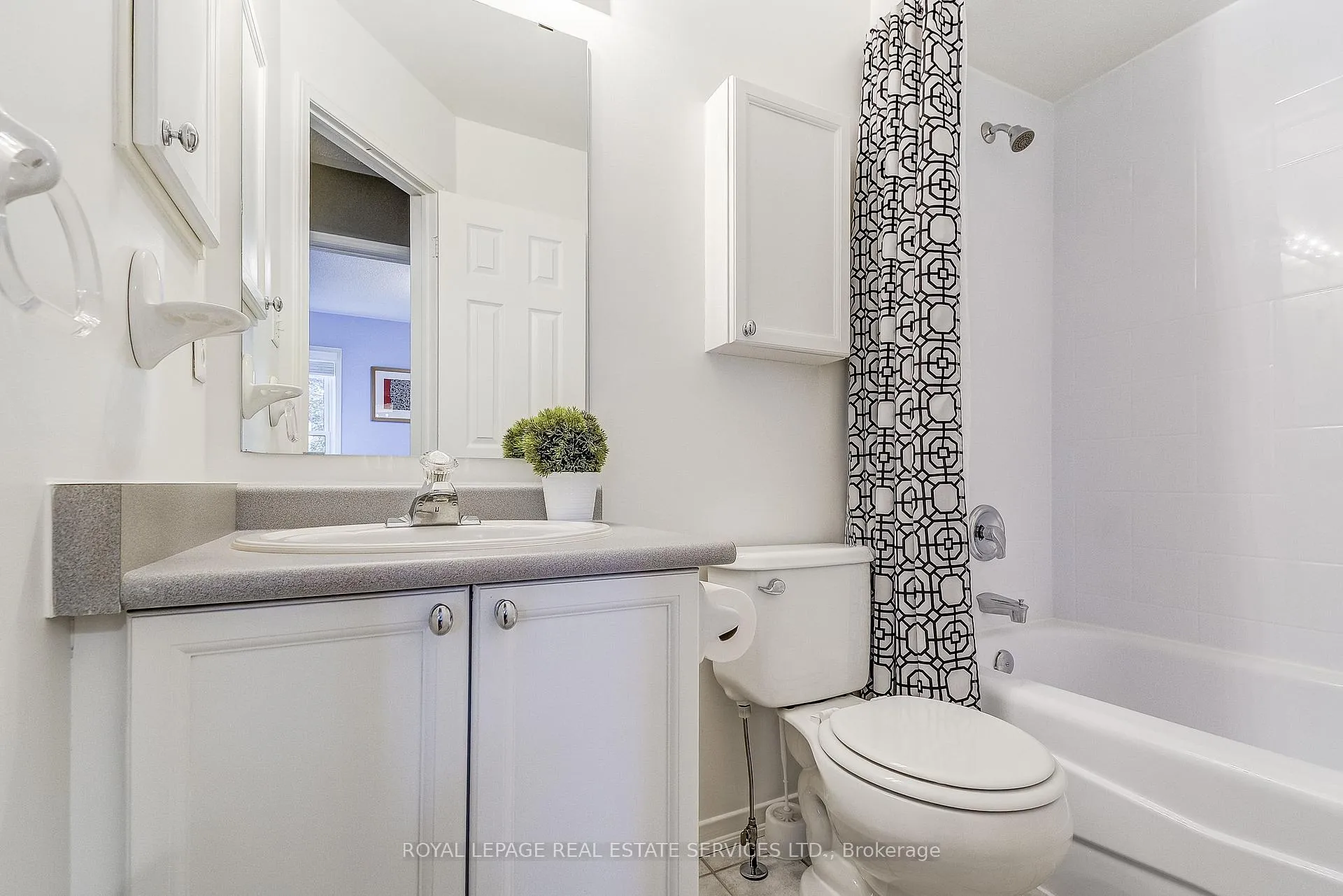 Photo 29 of 200 Glenashton Drive, Oakville, River Oaks — HOMEH