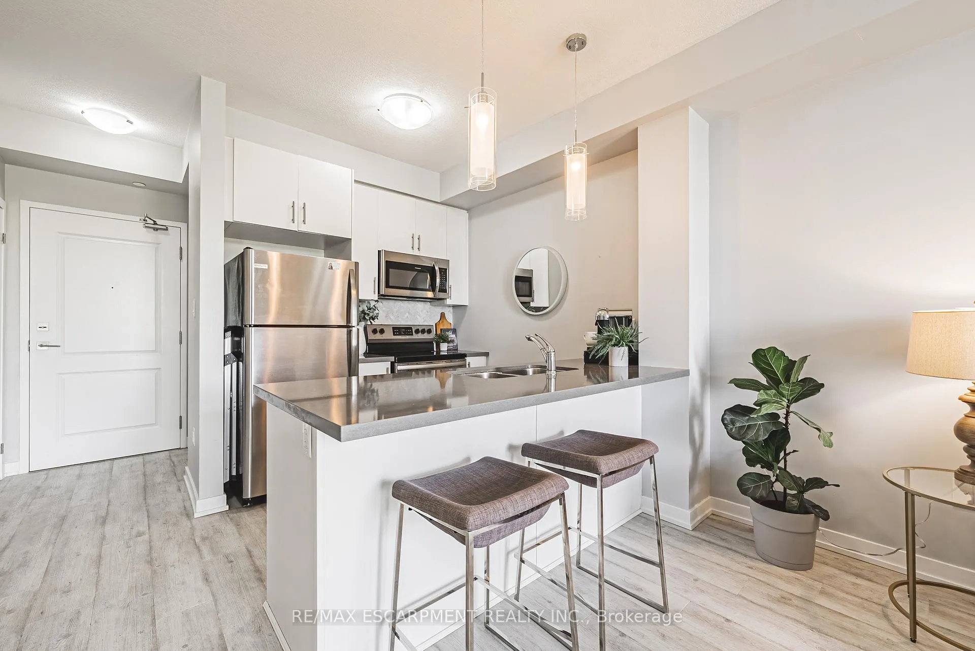 Photo 4 of Unit 428, 125 Shoreview Place, Hamilton, Lakeshore — HOMEH