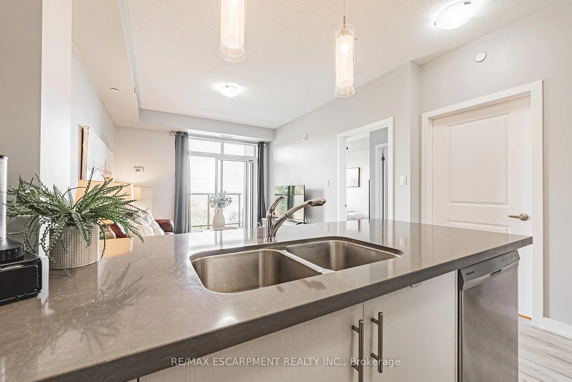 Photo 7 of Unit 428, 125 Shoreview Place, Hamilton, Lakeshore — HOMEH