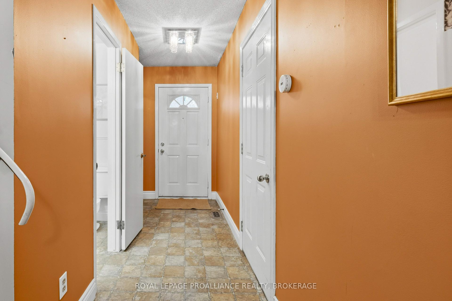 Photo 10 of 896 Muirfield Crescent, Kingston, East Gardiners Rd — HOMEH